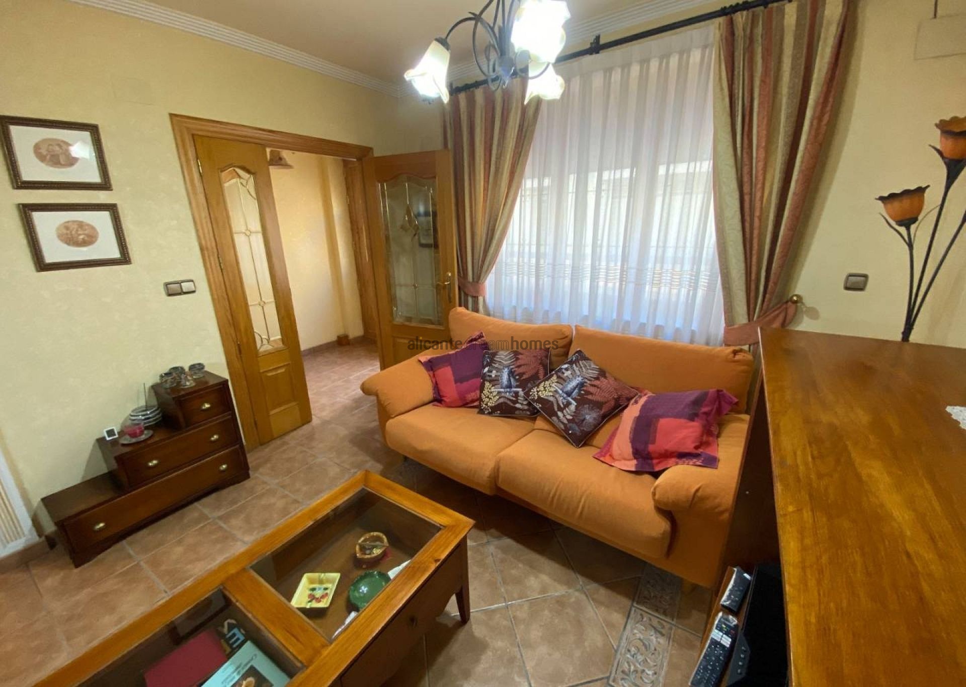 Resale - 5 Bedroom 2 Bathroom Townhouse in Sax -  - Alicante