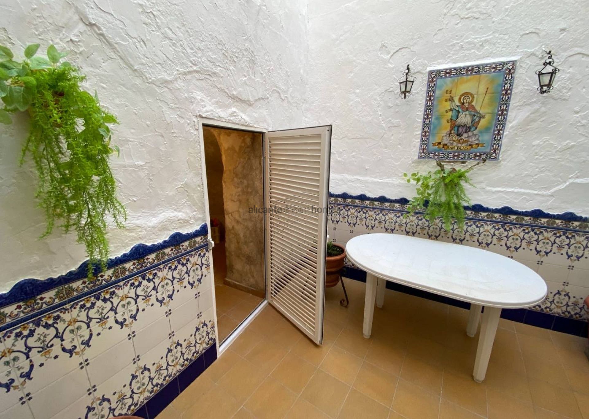 Resale - 5 Bedroom 2 Bathroom Townhouse in Sax -  - Alicante