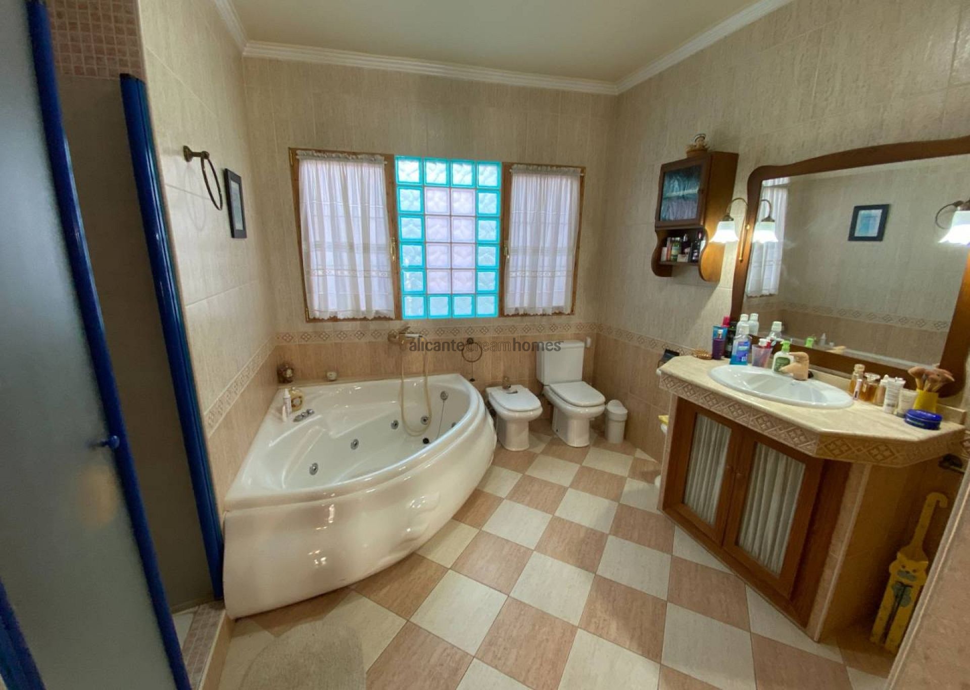 Resale - 5 Bedroom 2 Bathroom Townhouse in Sax -  - Alicante