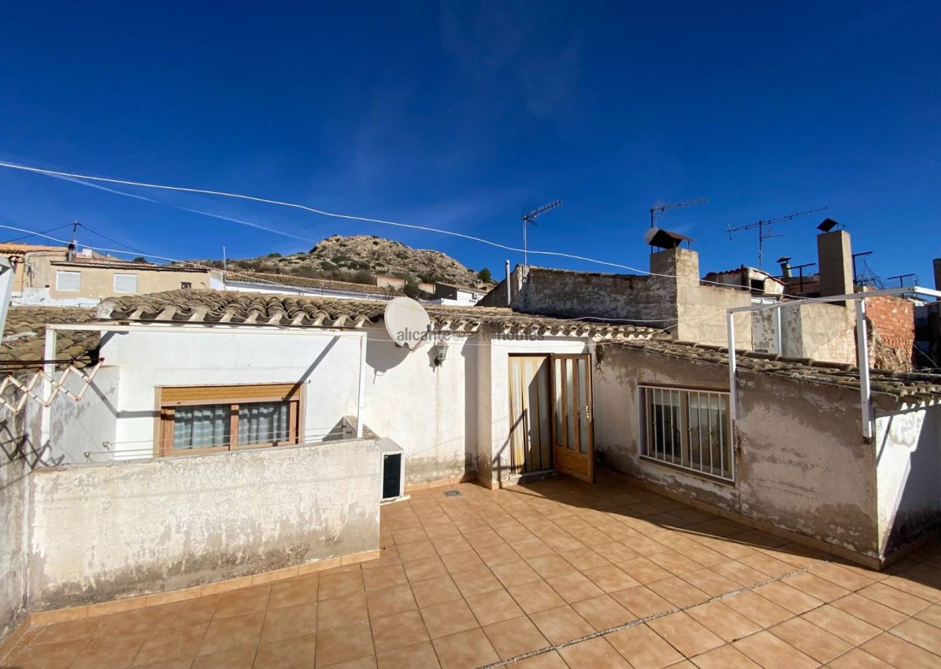 Resale - 5 Bedroom 2 Bathroom Townhouse in Sax -  - Alicante