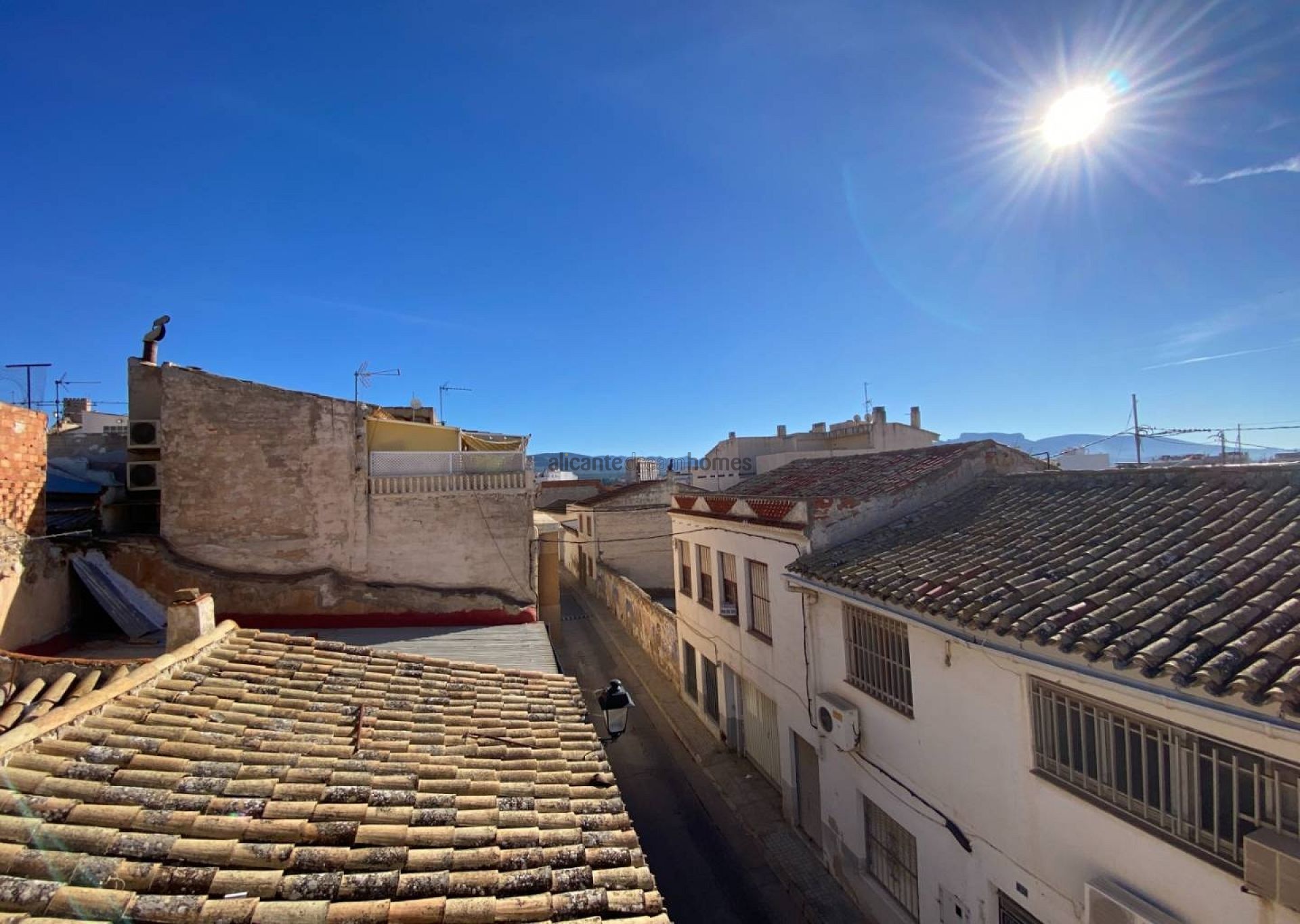 Resale - 5 Bedroom 2 Bathroom Townhouse in Sax -  - Alicante