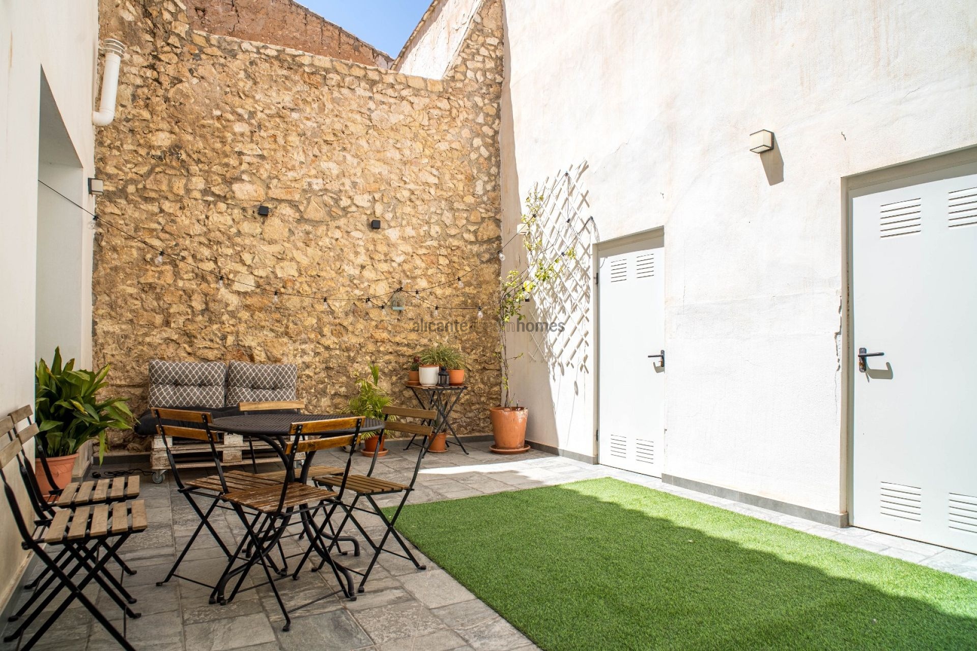 Resale - 4 Bedroom 2 Bathroom Village house in Pinoso -  - Alicante