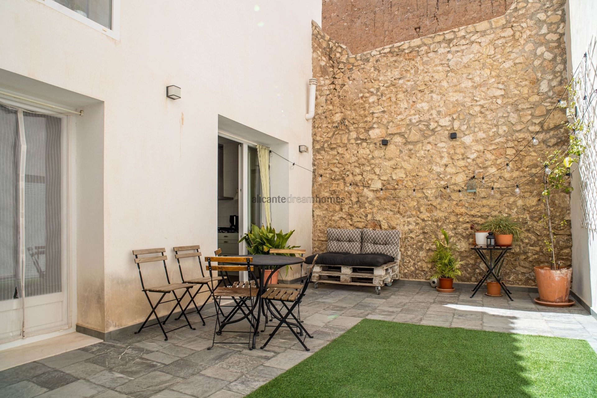 Resale - 4 Bedroom 2 Bathroom Village house in Pinoso -  - Alicante
