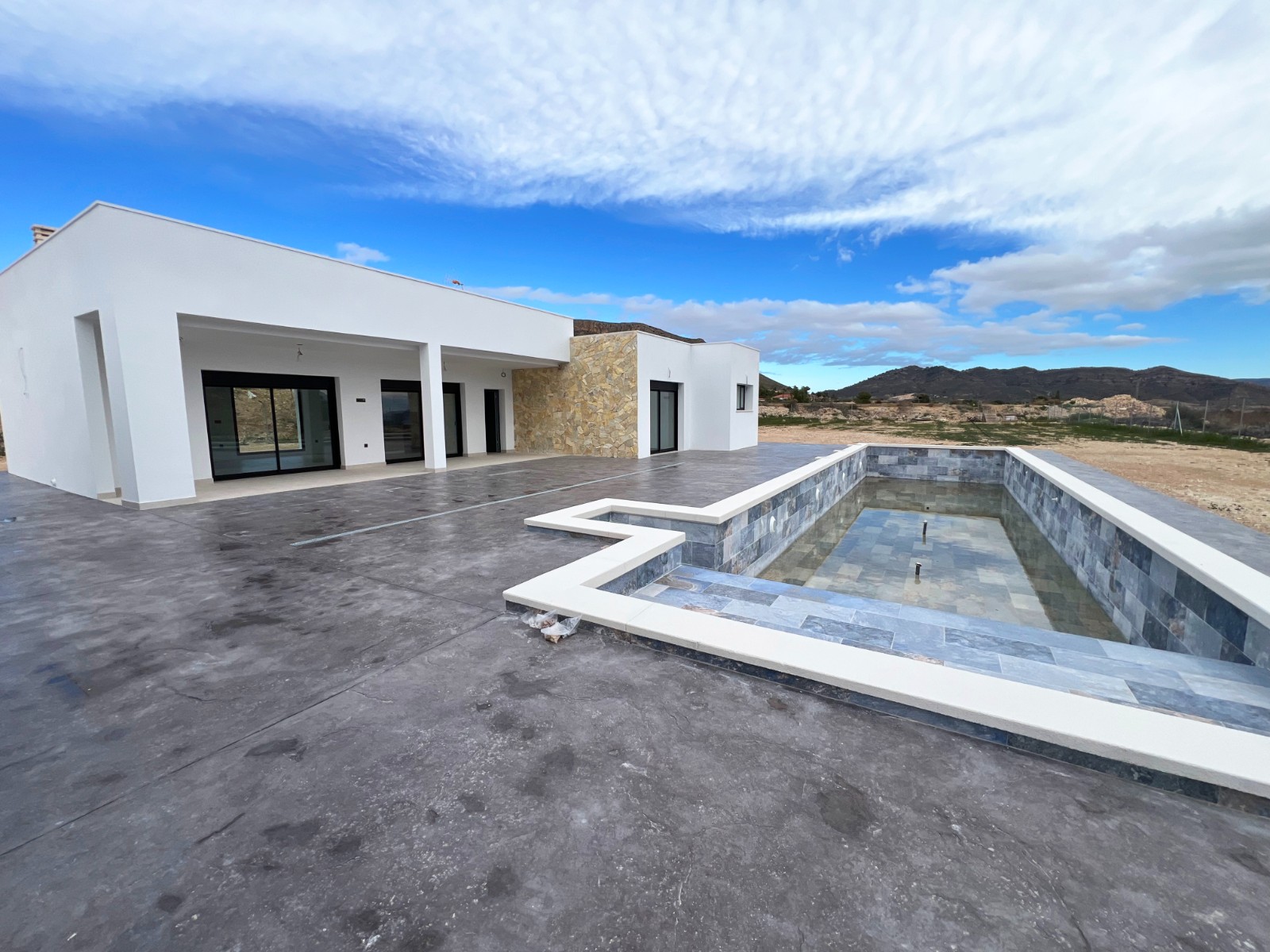 Resale - 3 Bedroom 3 Bathroom Villa in Aspe -  - Alicante