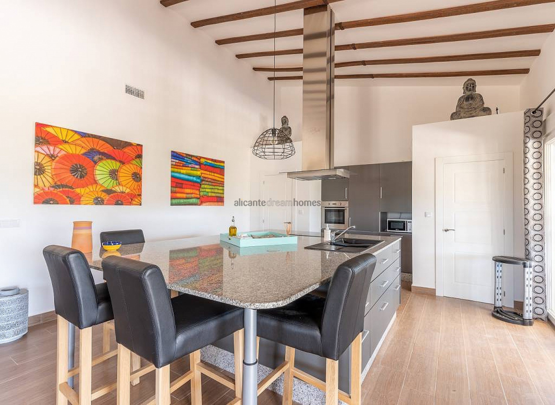 Resale - 5 Bedroom 3 Bathroom Villa in La Romana -  - Alicante