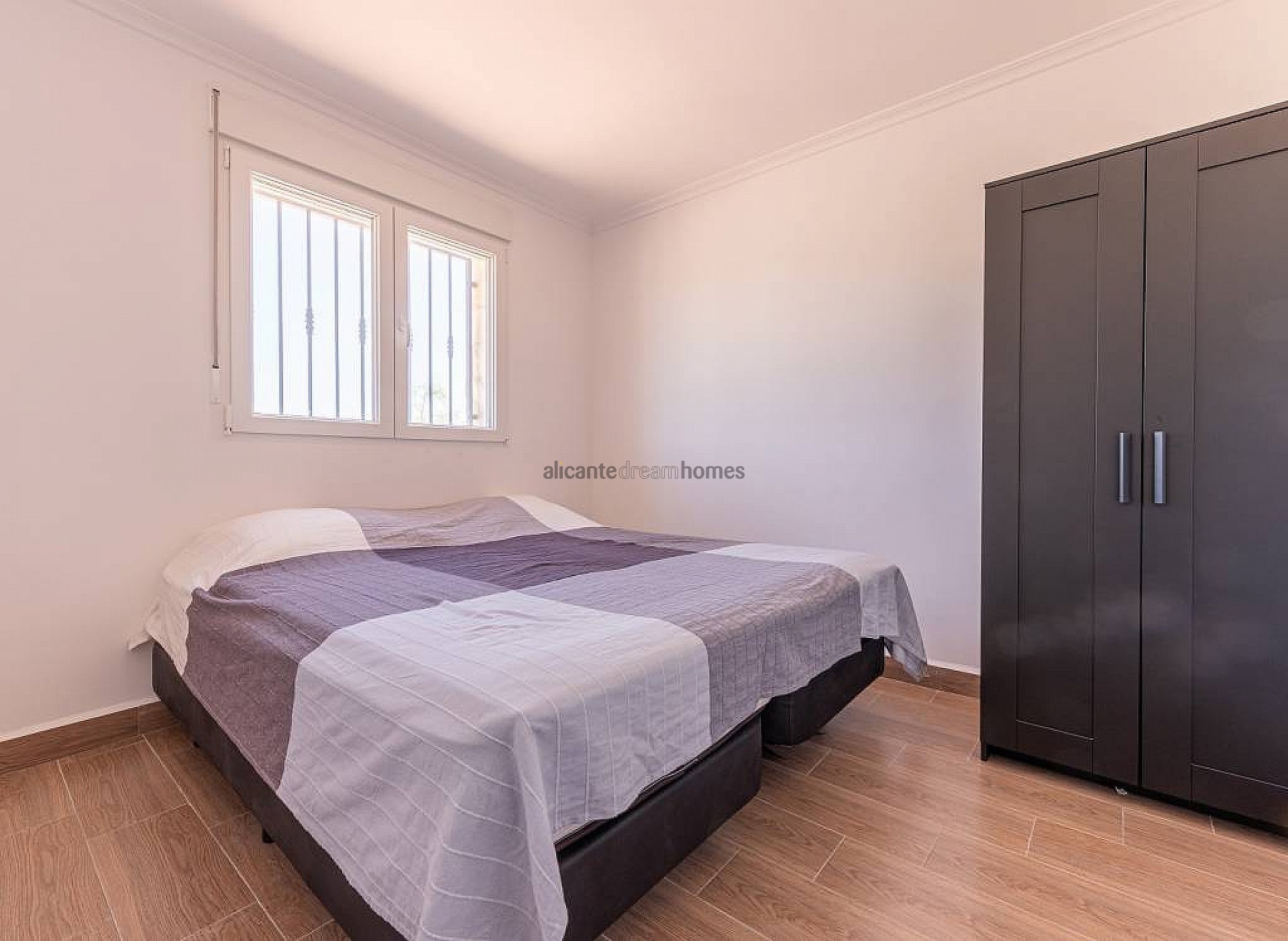 Resale - 5 Bedroom 3 Bathroom Villa in La Romana -  - Alicante
