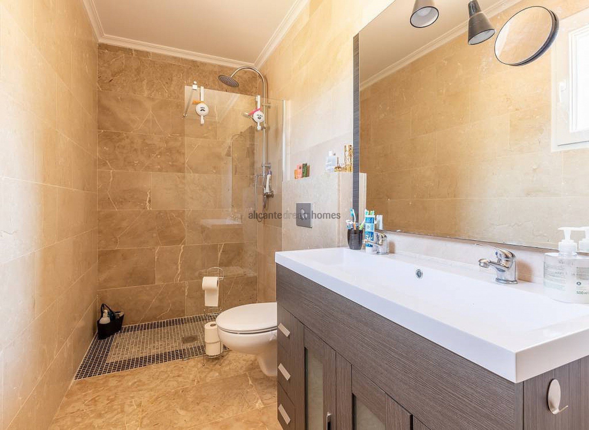 Resale - 5 Bedroom 3 Bathroom Villa in La Romana -  - Alicante