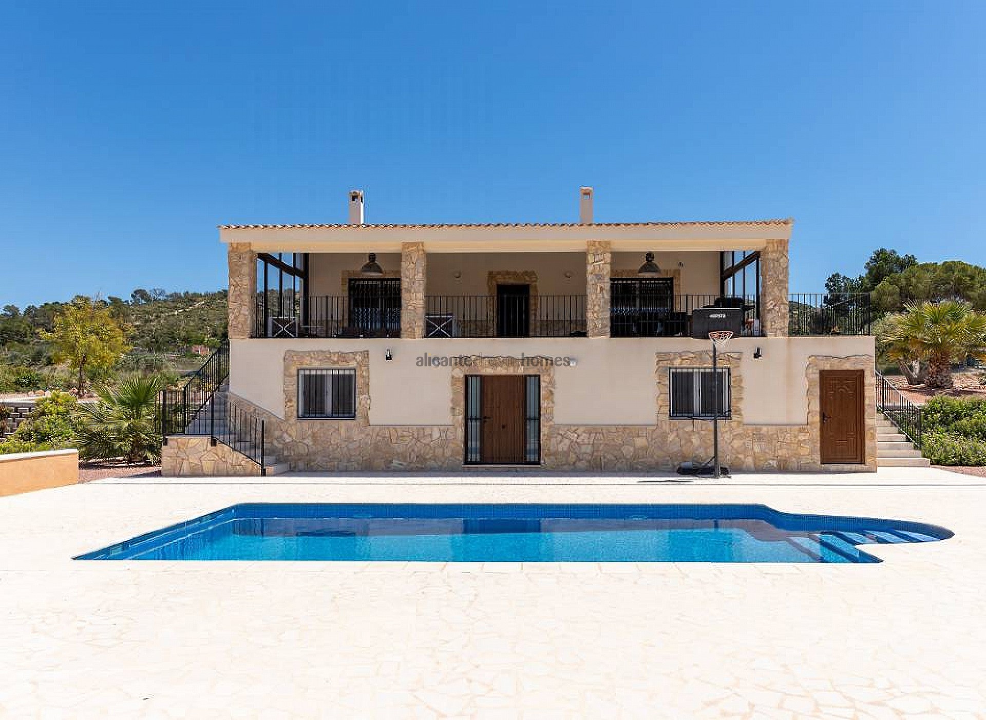 Resale - 5 Bedroom 3 Bathroom Villa in La Romana -  - Alicante