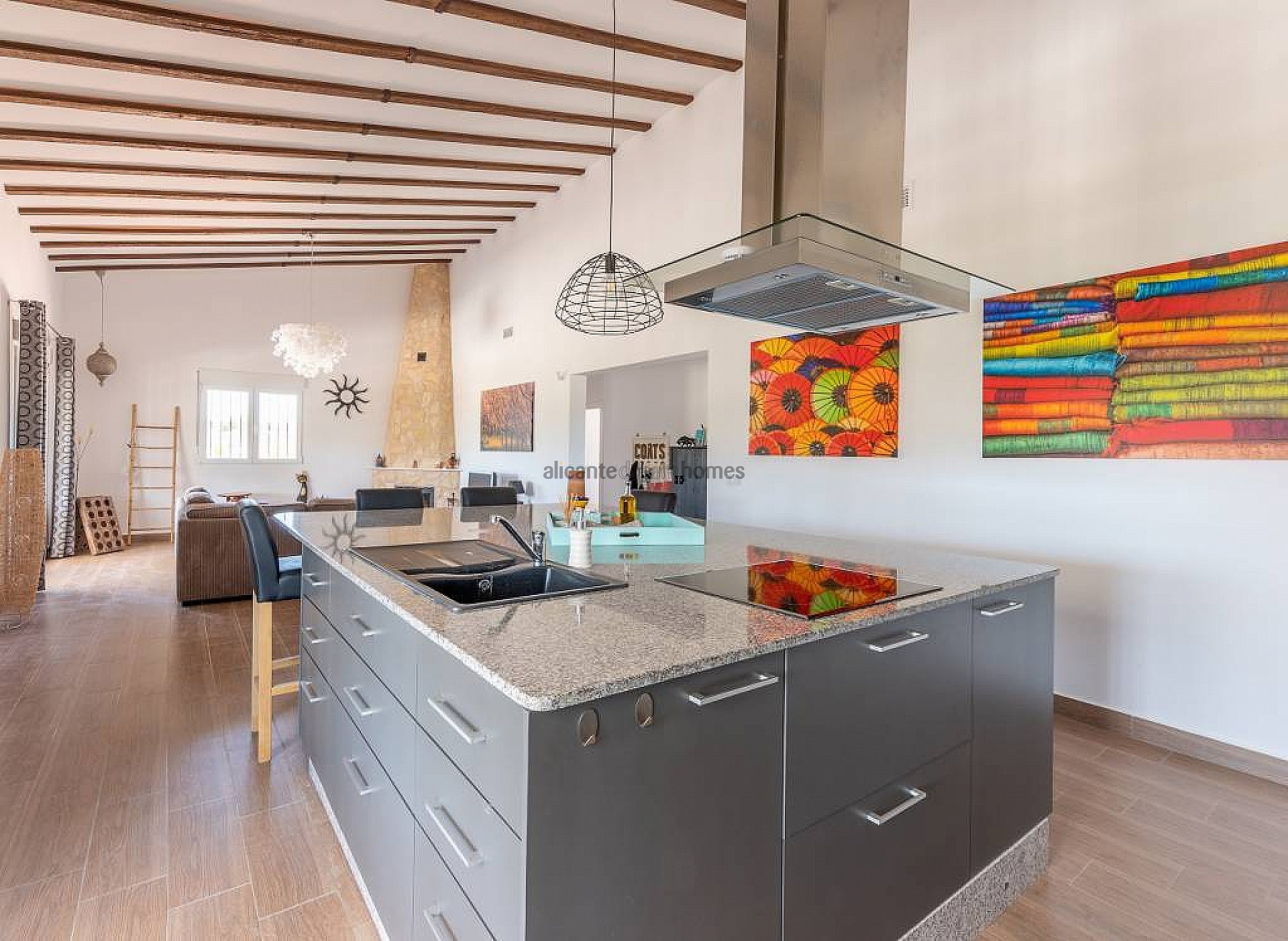 Resale - 5 Bedroom 3 Bathroom Villa in La Romana -  - Alicante