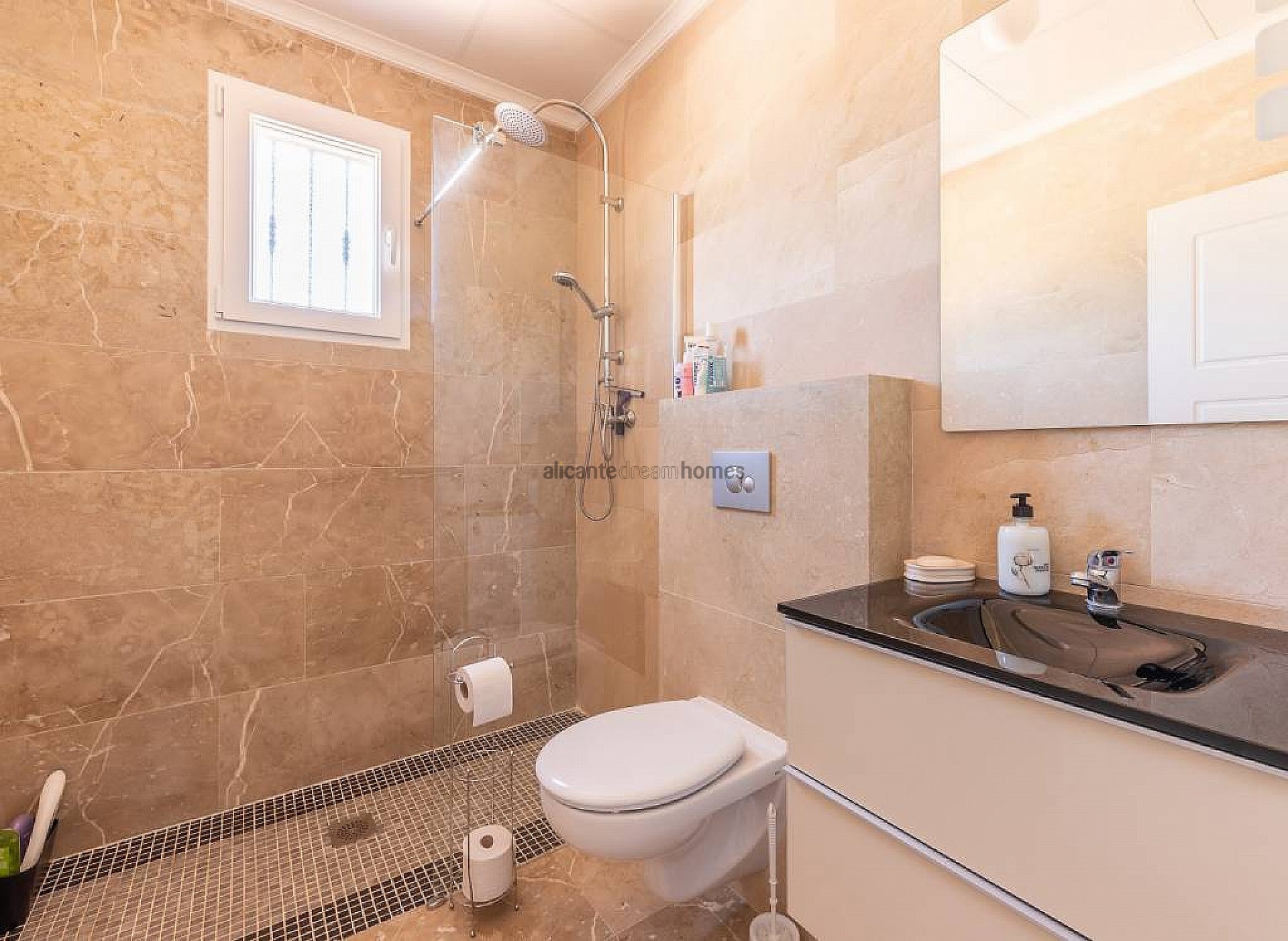 Resale - 5 Bedroom 3 Bathroom Villa in La Romana -  - Alicante