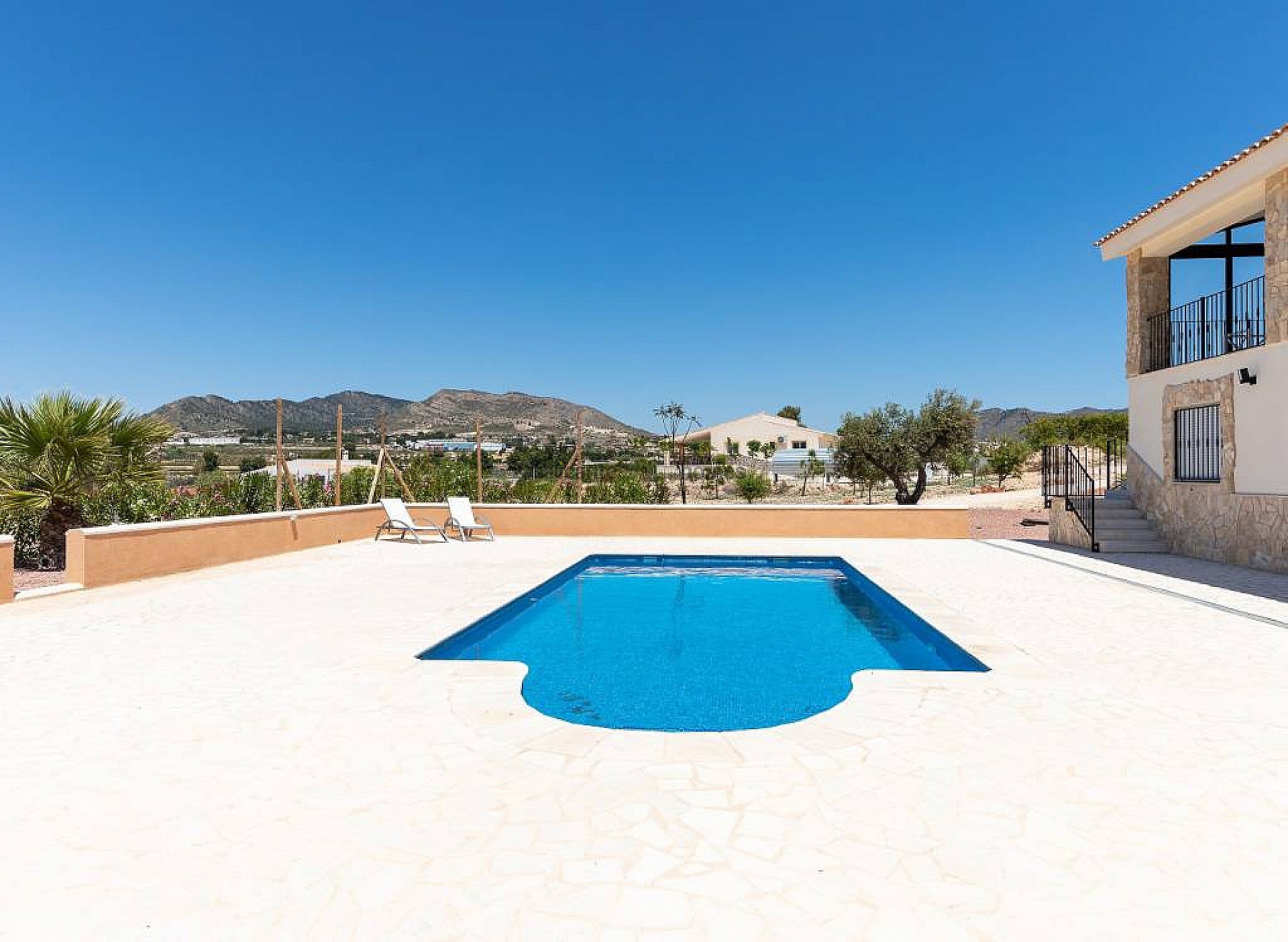 Resale - 5 Bedroom 3 Bathroom Villa in La Romana -  - Alicante