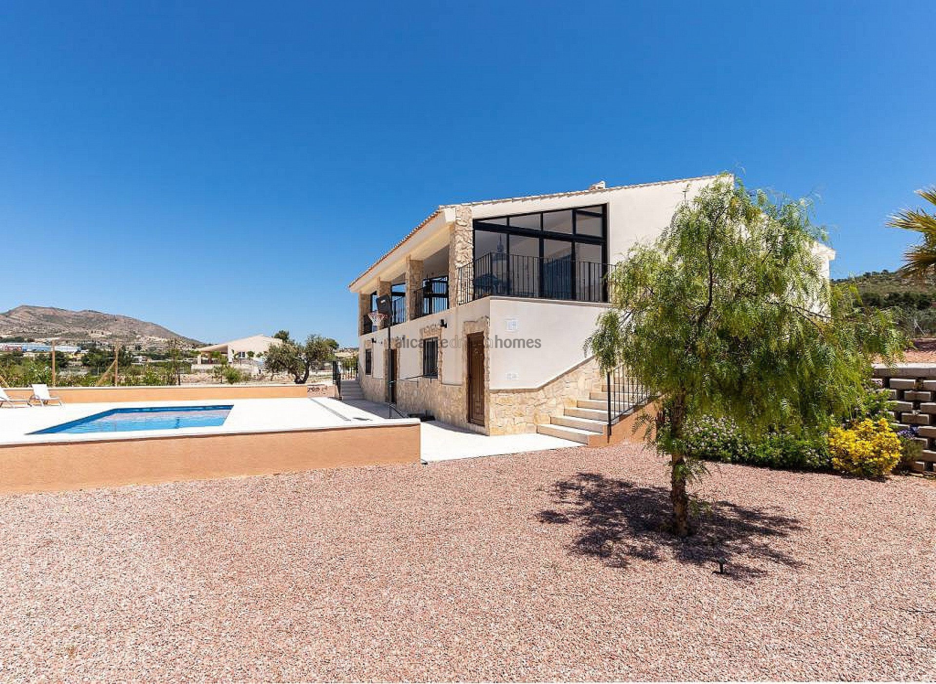Resale - 5 Bedroom 3 Bathroom Villa in La Romana -  - Alicante