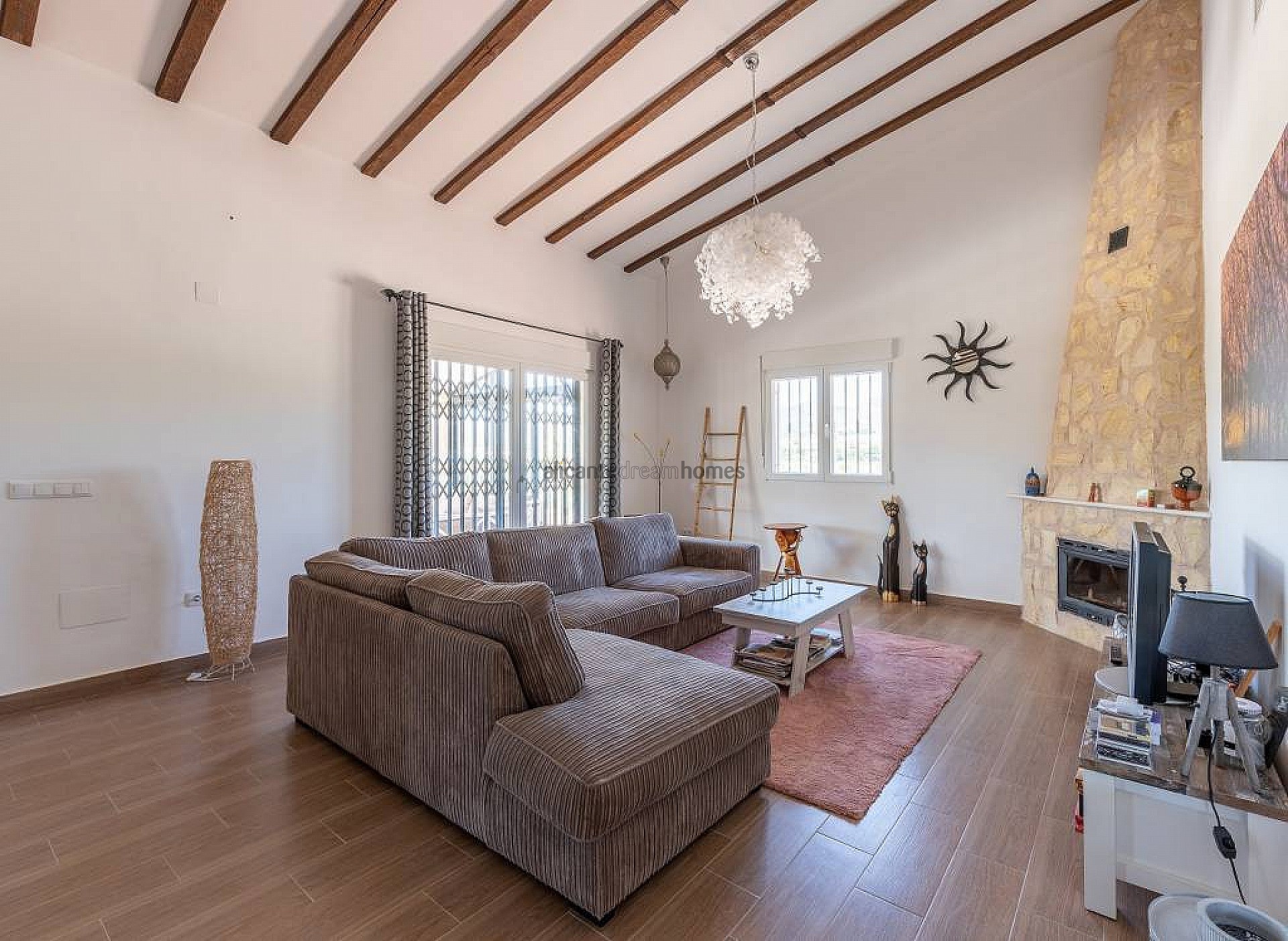 Resale - 5 Bedroom 3 Bathroom Villa in La Romana -  - Alicante