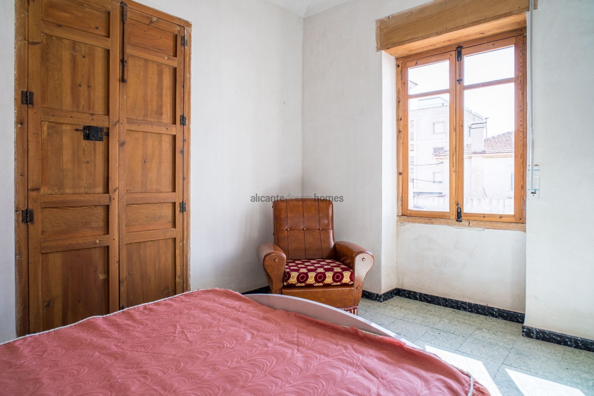 Resale - 6 Bedroom 2 Bathroom Townhouse in Pinoso -  - Alicante