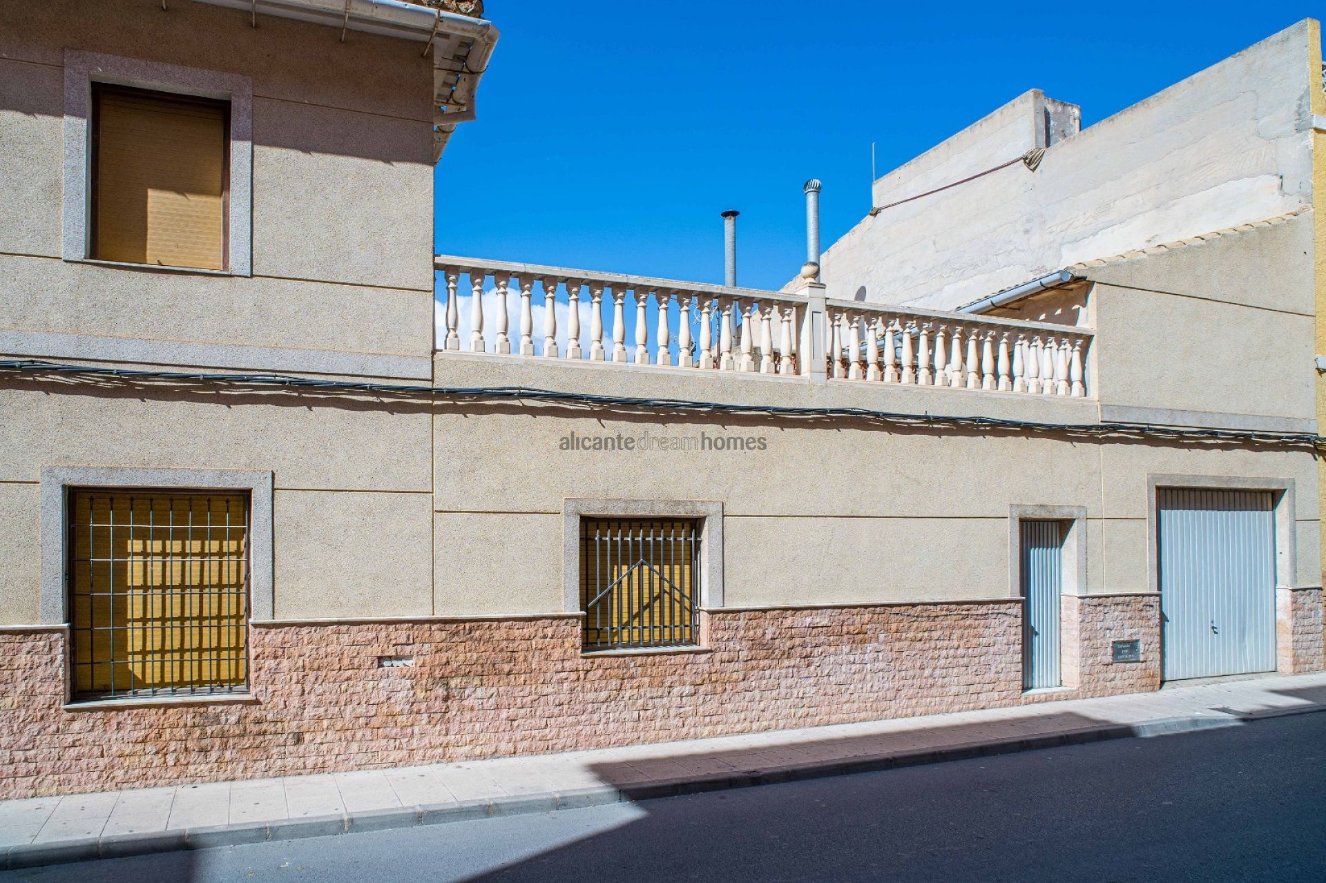 Resale - 6 Bedroom 2 Bathroom Townhouse in Pinoso -  - Alicante