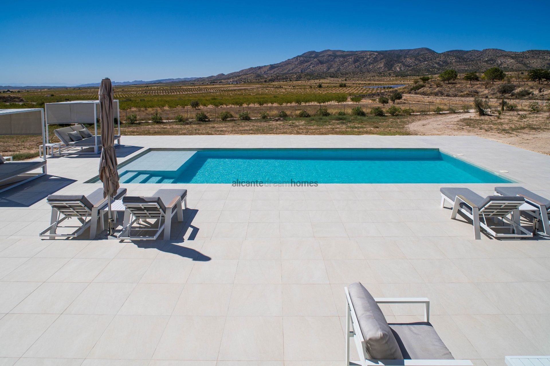 Resale - 3 Bedroom 2 Bathroom Villa in Pinoso -  - Alicante