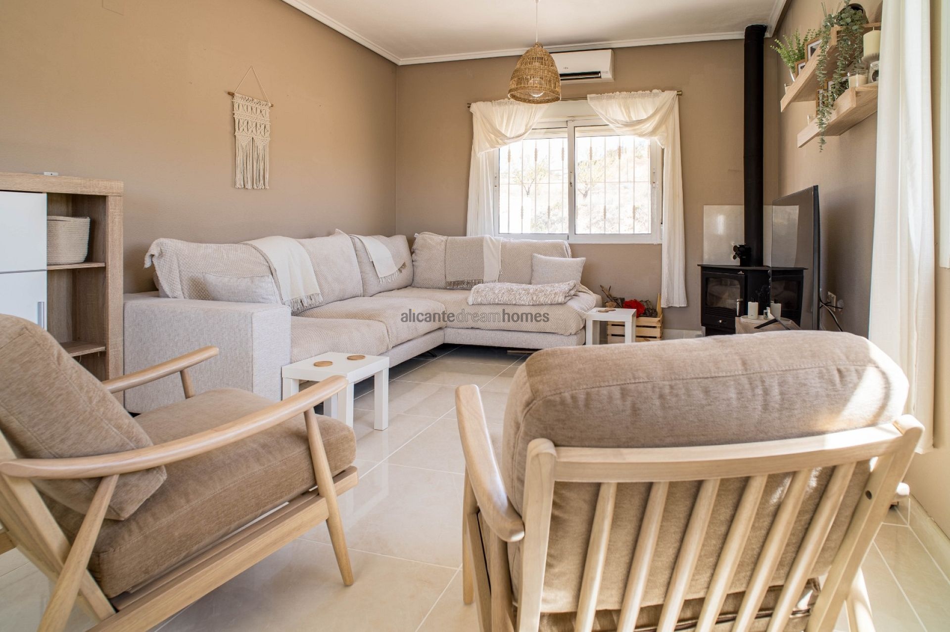 Resale - 3 Bedroom 2 Bathroom Villa in Pinoso -  - Alicante