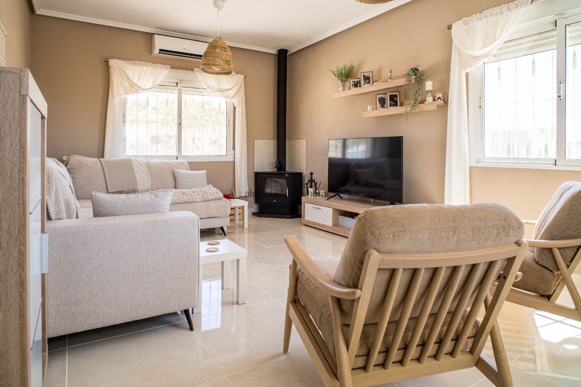 Resale - 3 Bedroom 2 Bathroom Villa in Pinoso -  - Alicante