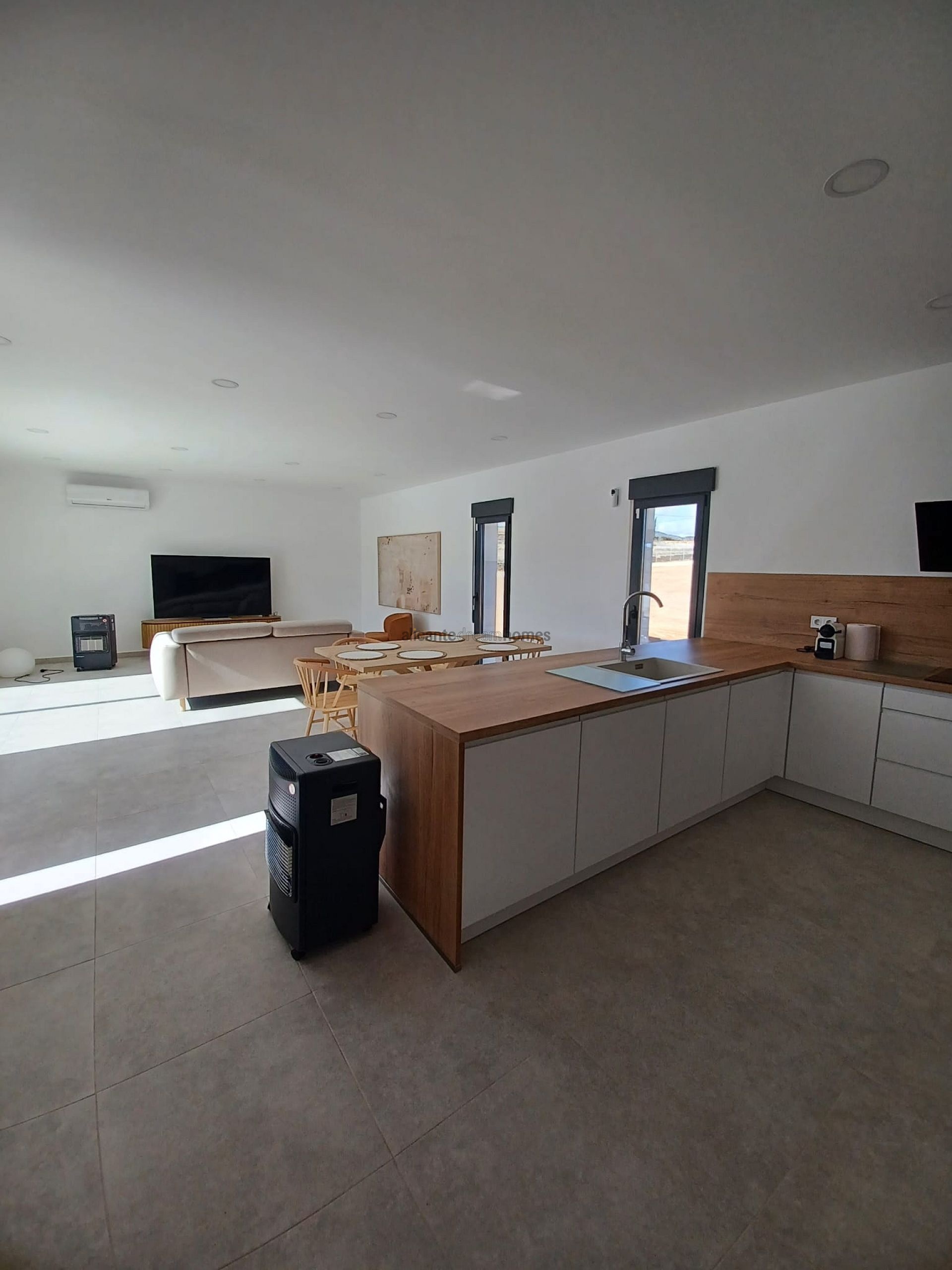 Resale - 3 Bedroom 2 Bathroom Villa in Pinoso -  - Alicante