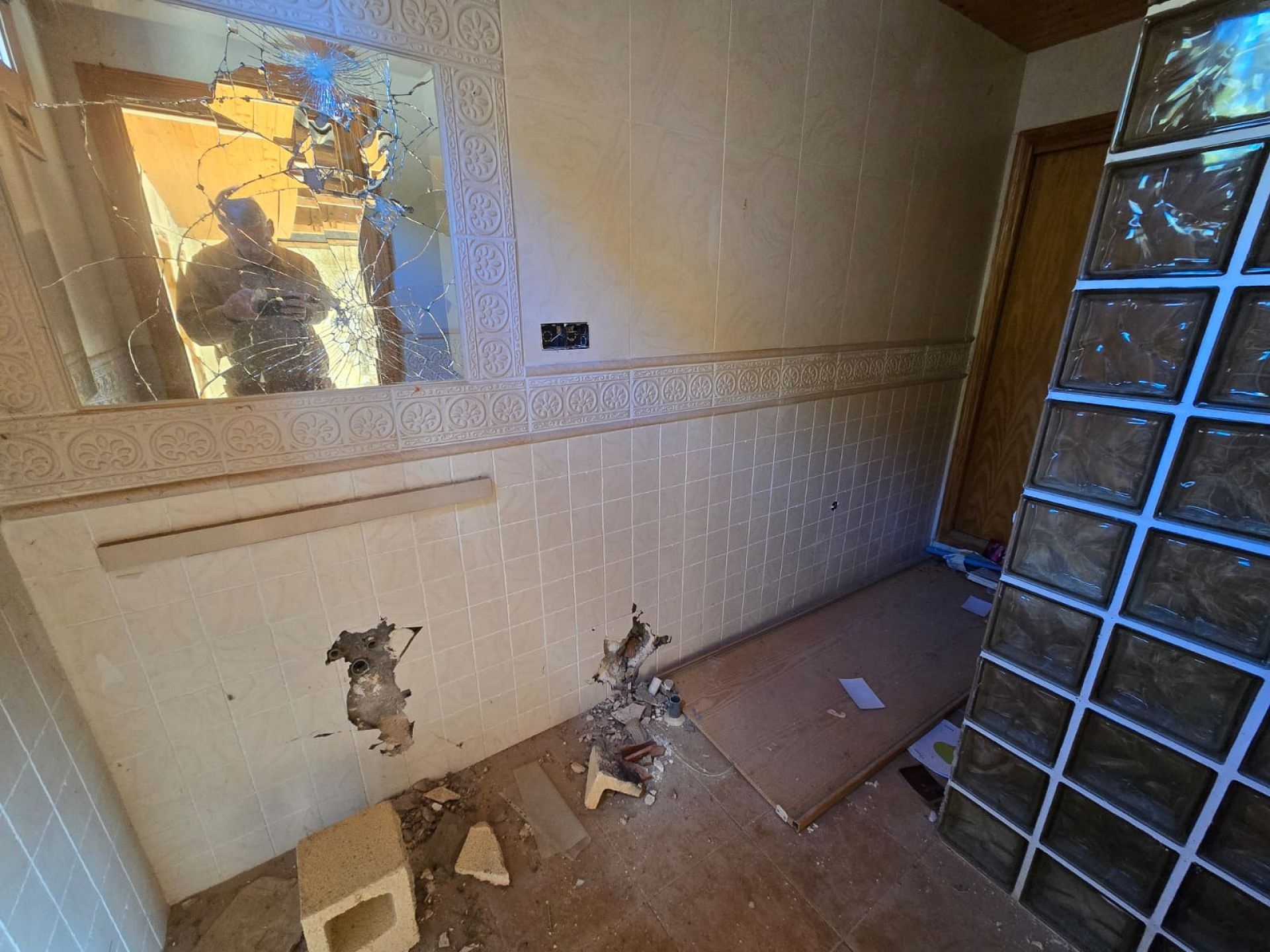 Resale - 3 Bedroom 2 Bathroom Villa in Petrer -  - Alicante