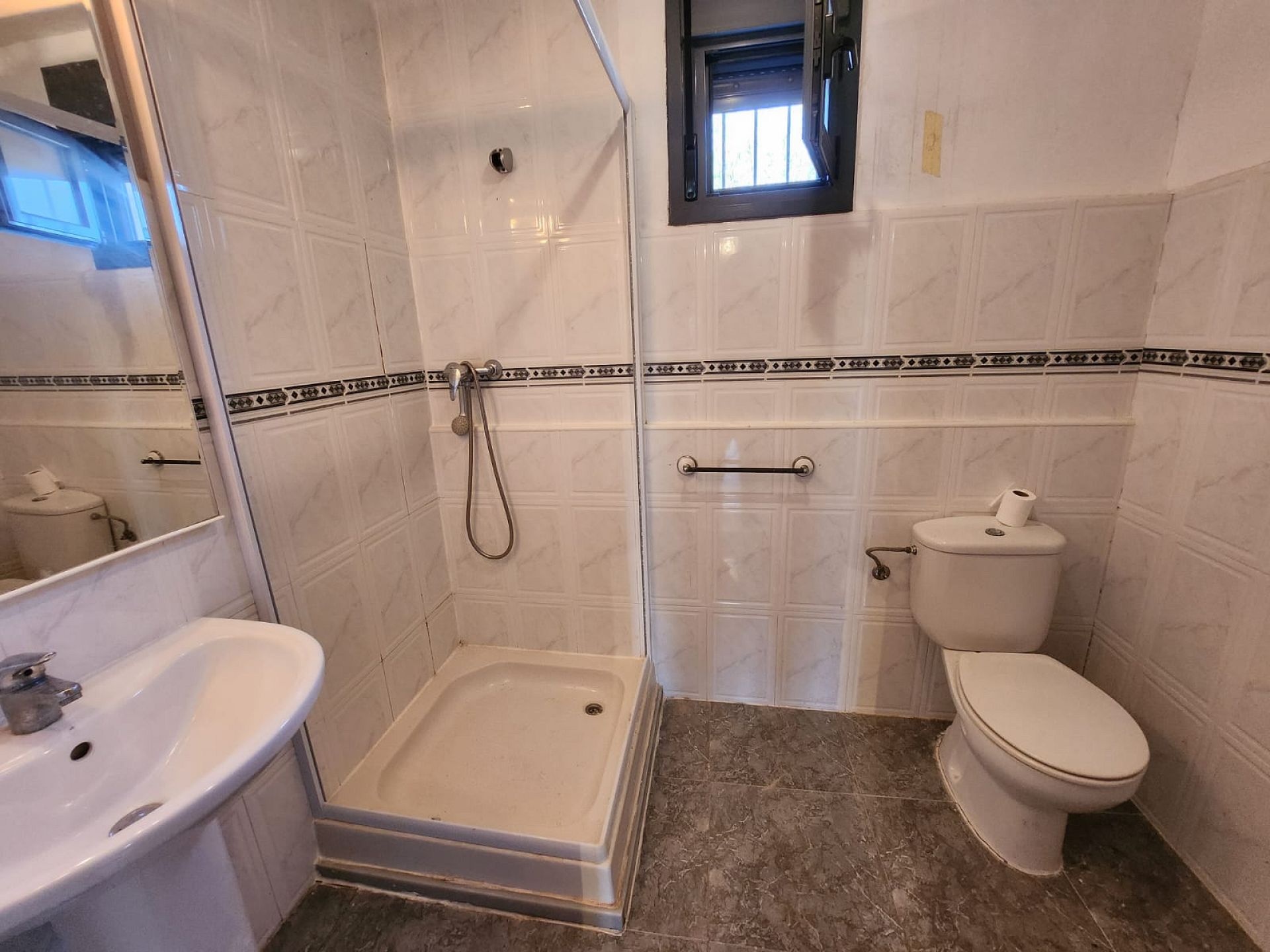 Resale - 4 Bedroom 2 Bathroom Villa in Villena -  - Alicante