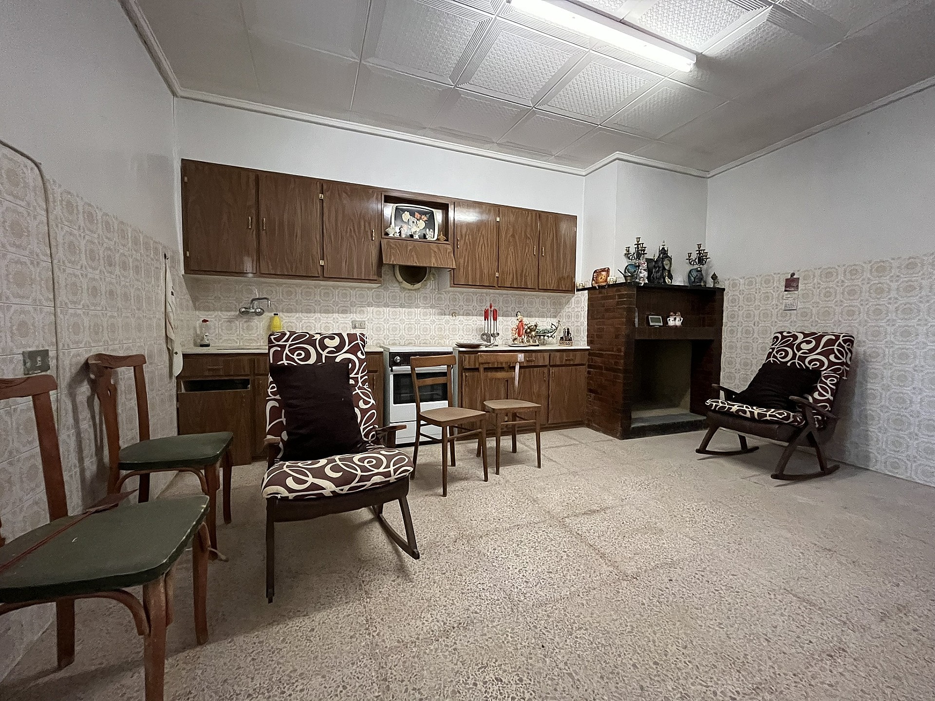 Resale - 8 Bedroom 2 Bathroom Country house in Hondón de las Nieves -  - Alicante