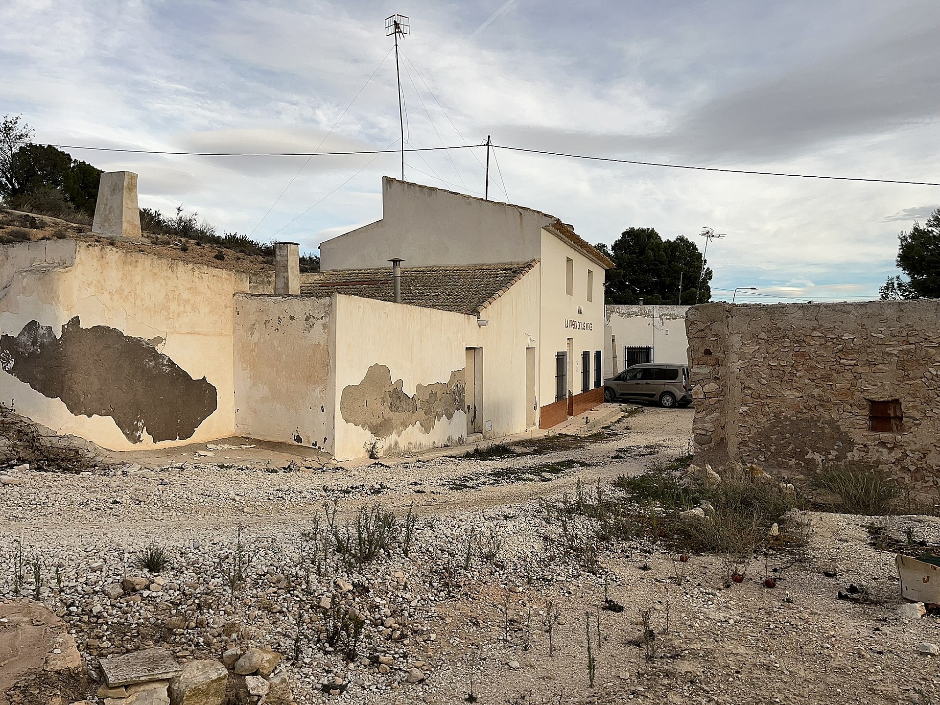 Resale - 8 Bedroom 2 Bathroom Country house in Hondón de las Nieves -  - Alicante