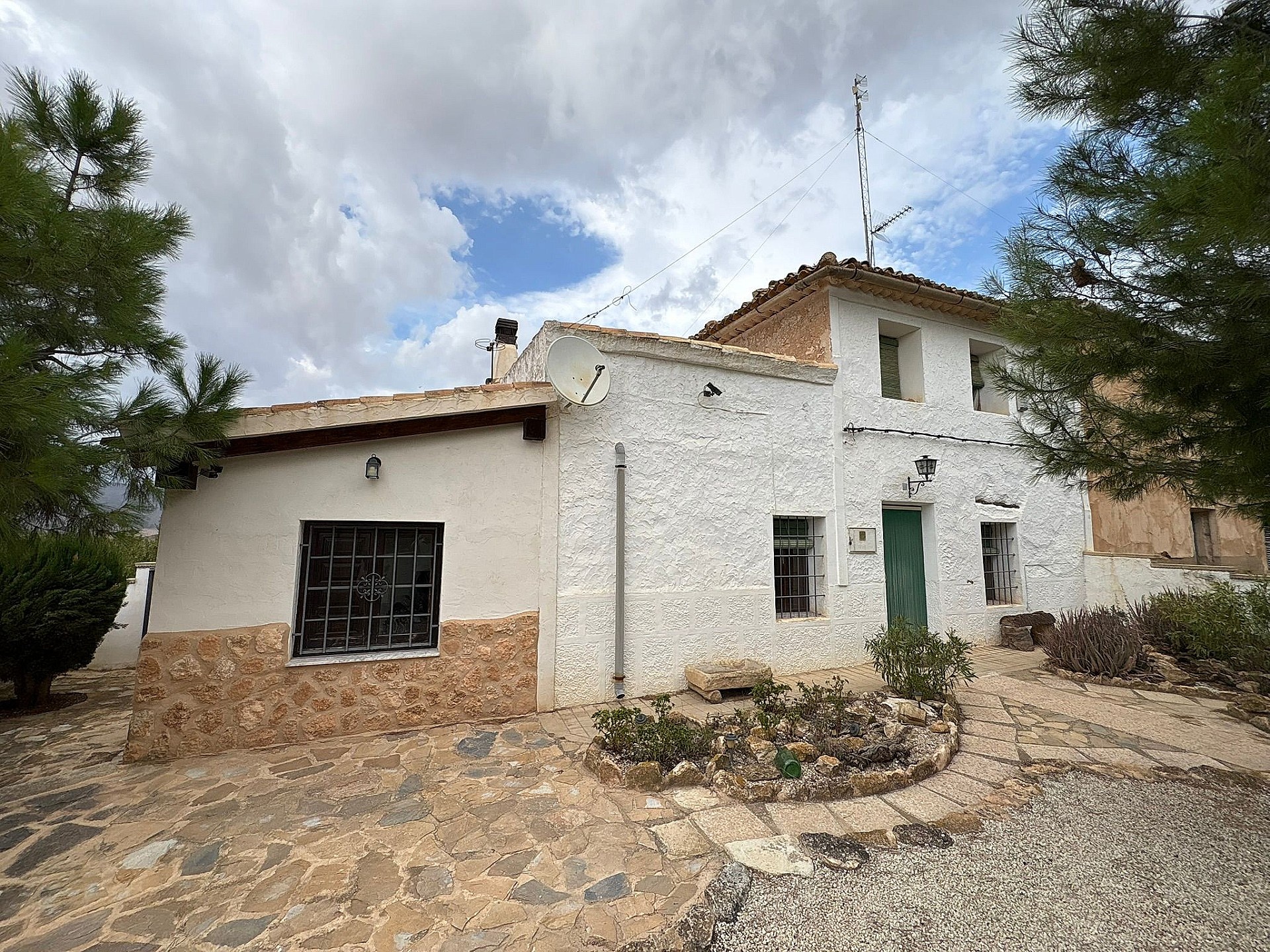 Resale - 6 Bedroom 2 Bathroom Semi-detached in Pinoso -  - Alicante