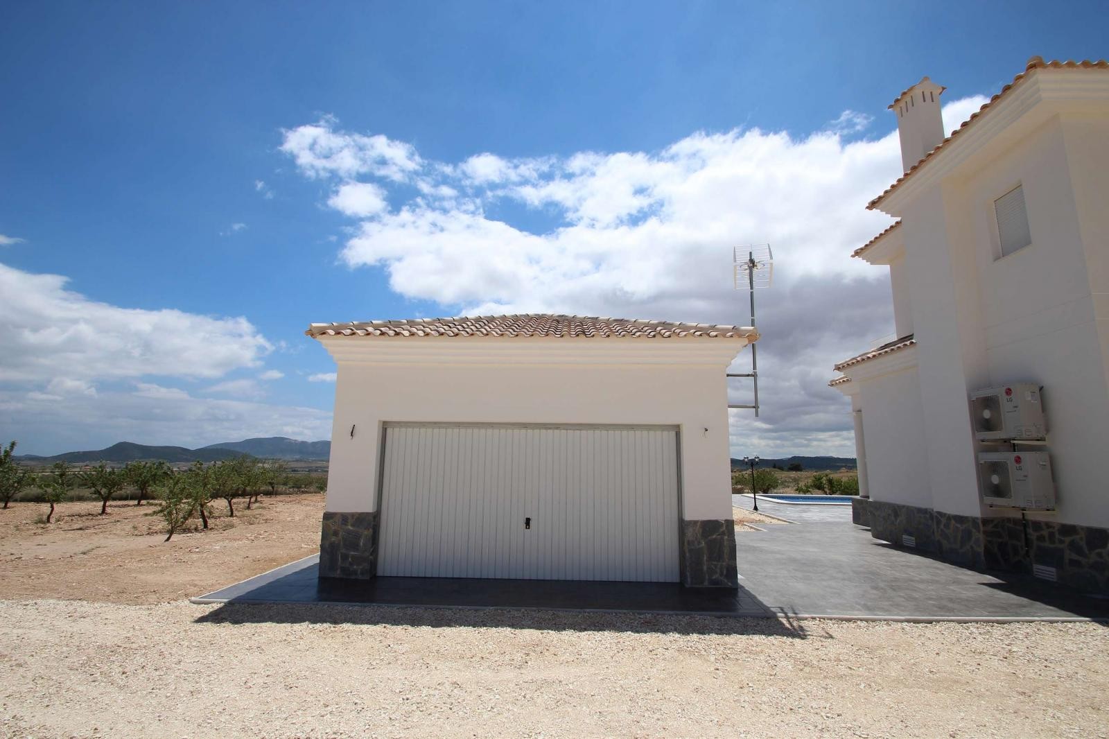 Resale - 4 Bedroom 3 Bathroom Villa in Pinoso -  - Alicante