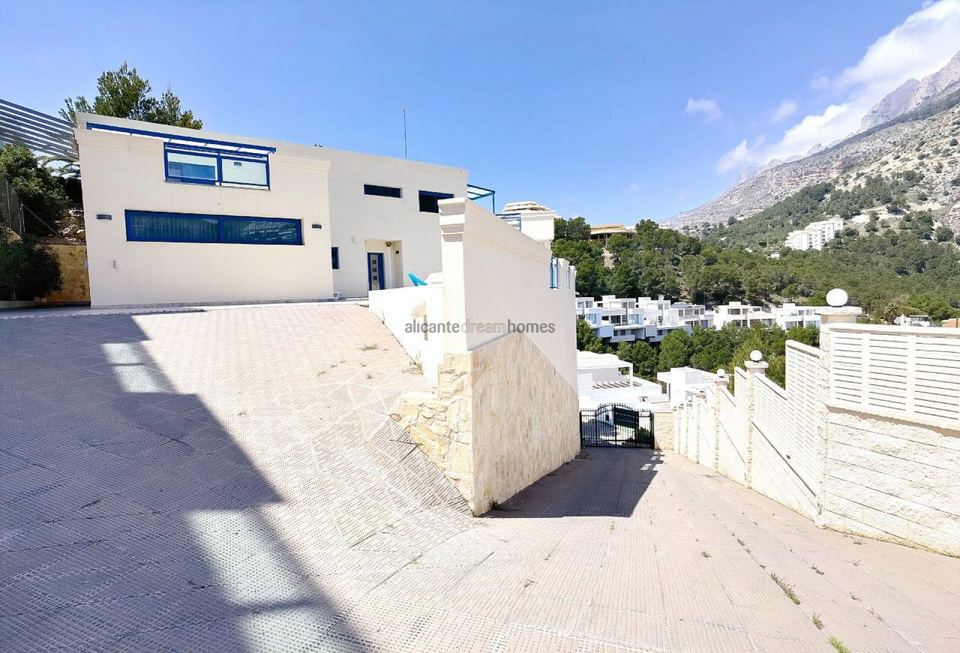 Resale - 5 Bedroom 4 Bathroom Villa in Altea -  - Alicante