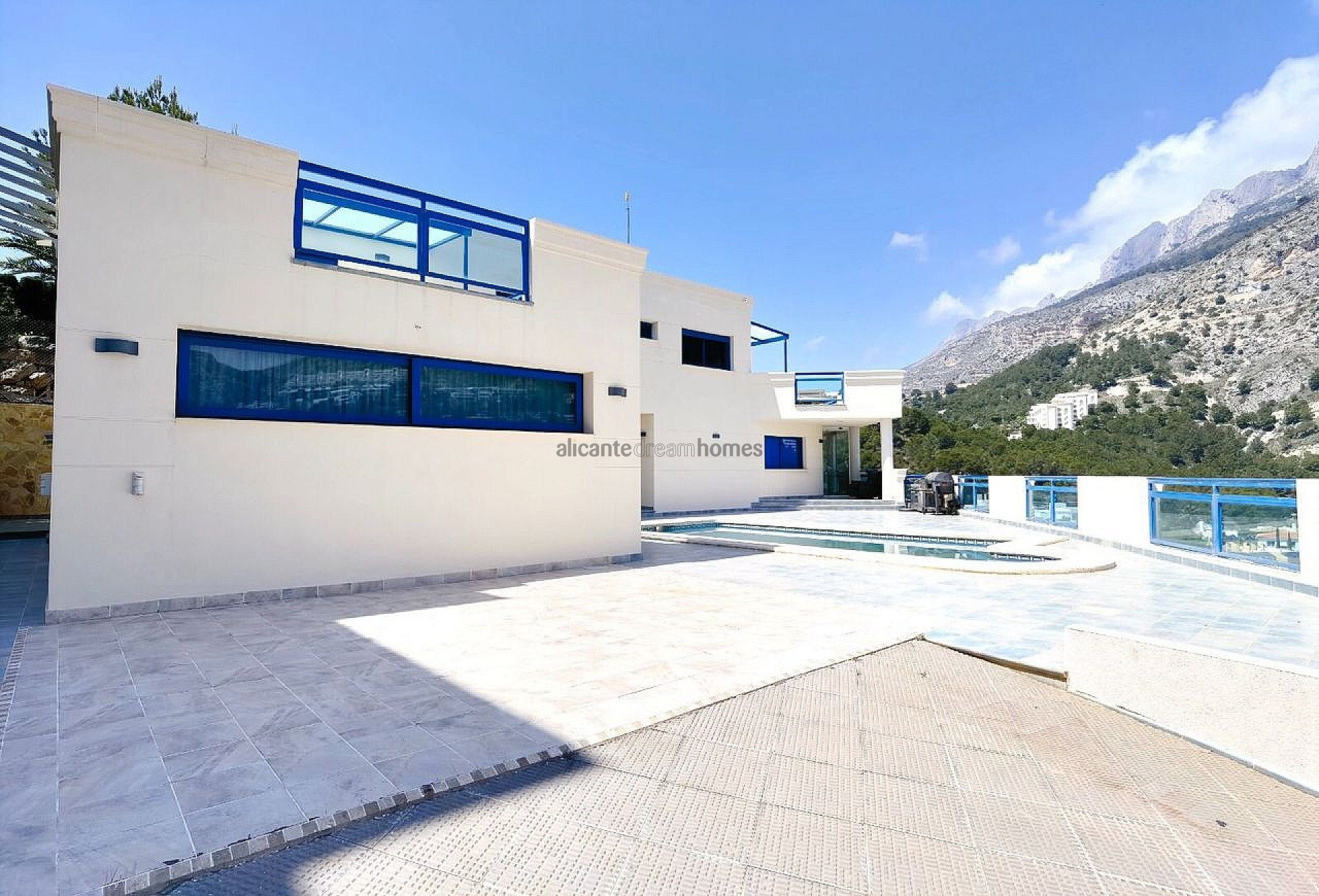 Resale - 5 Bedroom 4 Bathroom Villa in Altea -  - Alicante