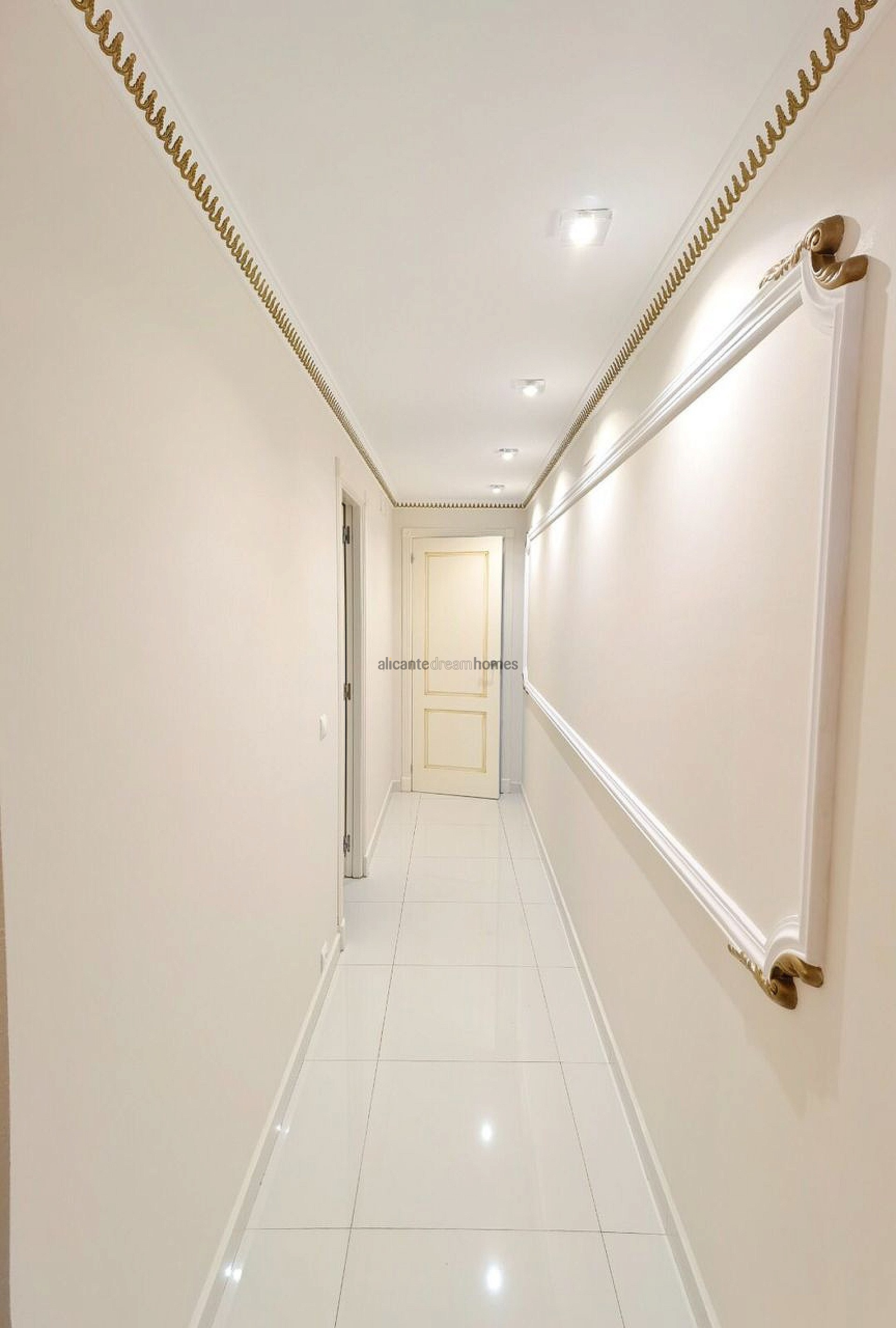 Resale - 5 Bedroom 4 Bathroom Villa in Altea -  - Alicante