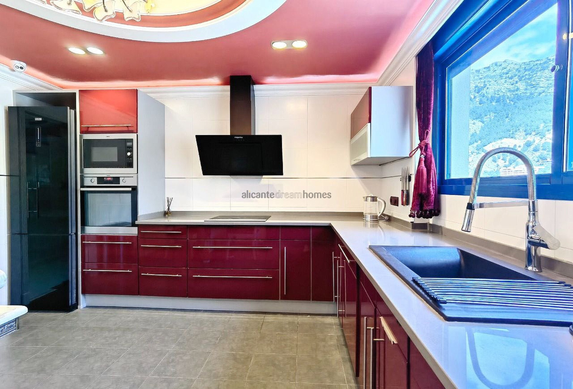 Resale - 5 Bedroom 4 Bathroom Villa in Altea -  - Alicante