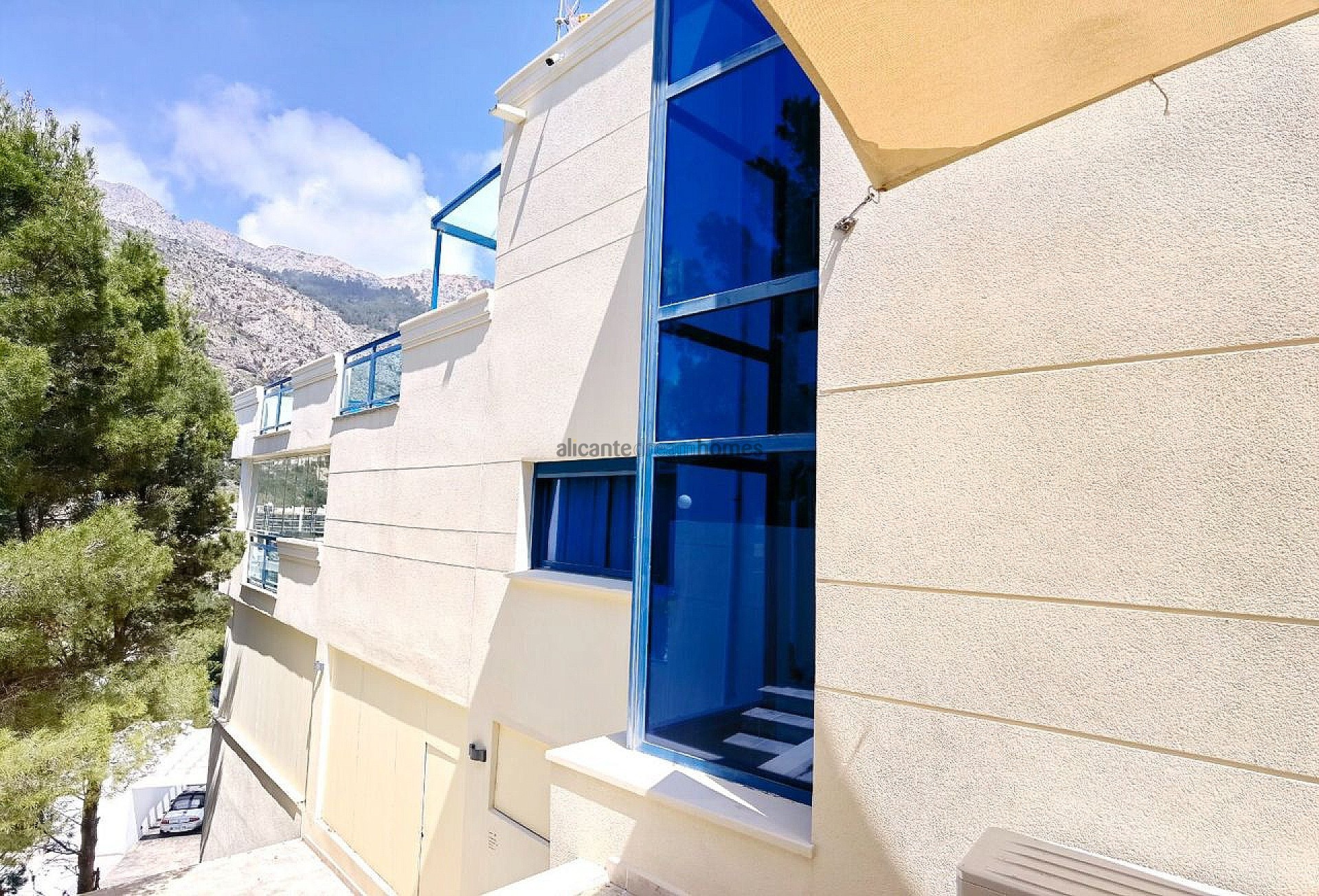 Resale - 5 Bedroom 4 Bathroom Villa in Altea -  - Alicante