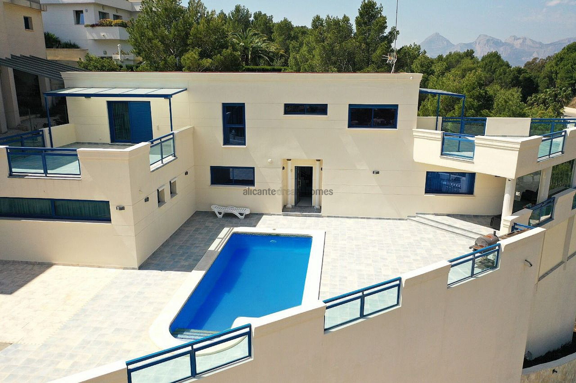 Resale - 5 Bedroom 4 Bathroom Villa in Altea -  - Alicante