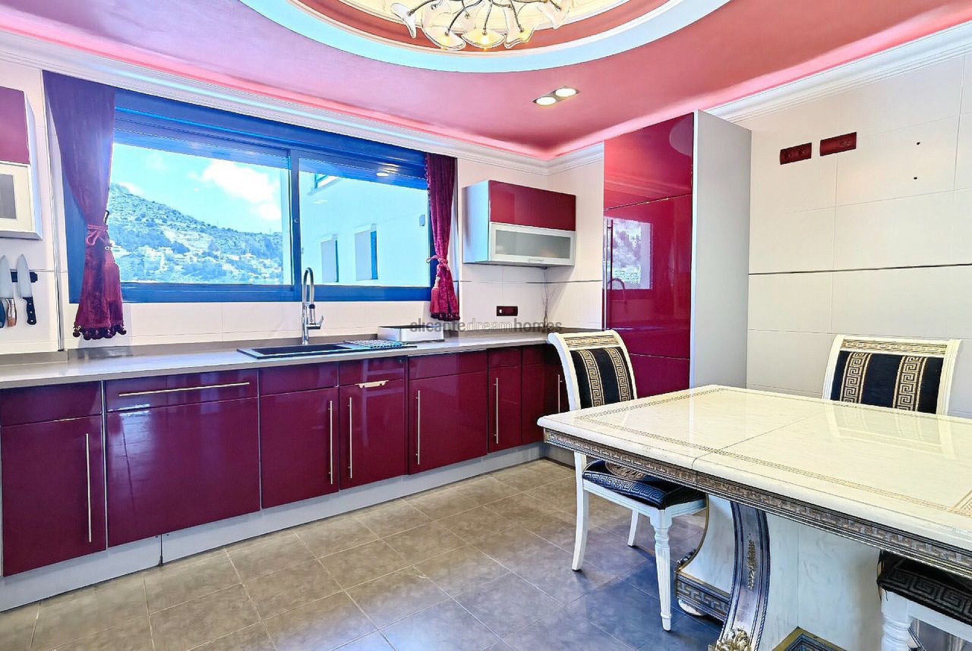 Resale - 5 Bedroom 4 Bathroom Villa in Altea -  - Alicante