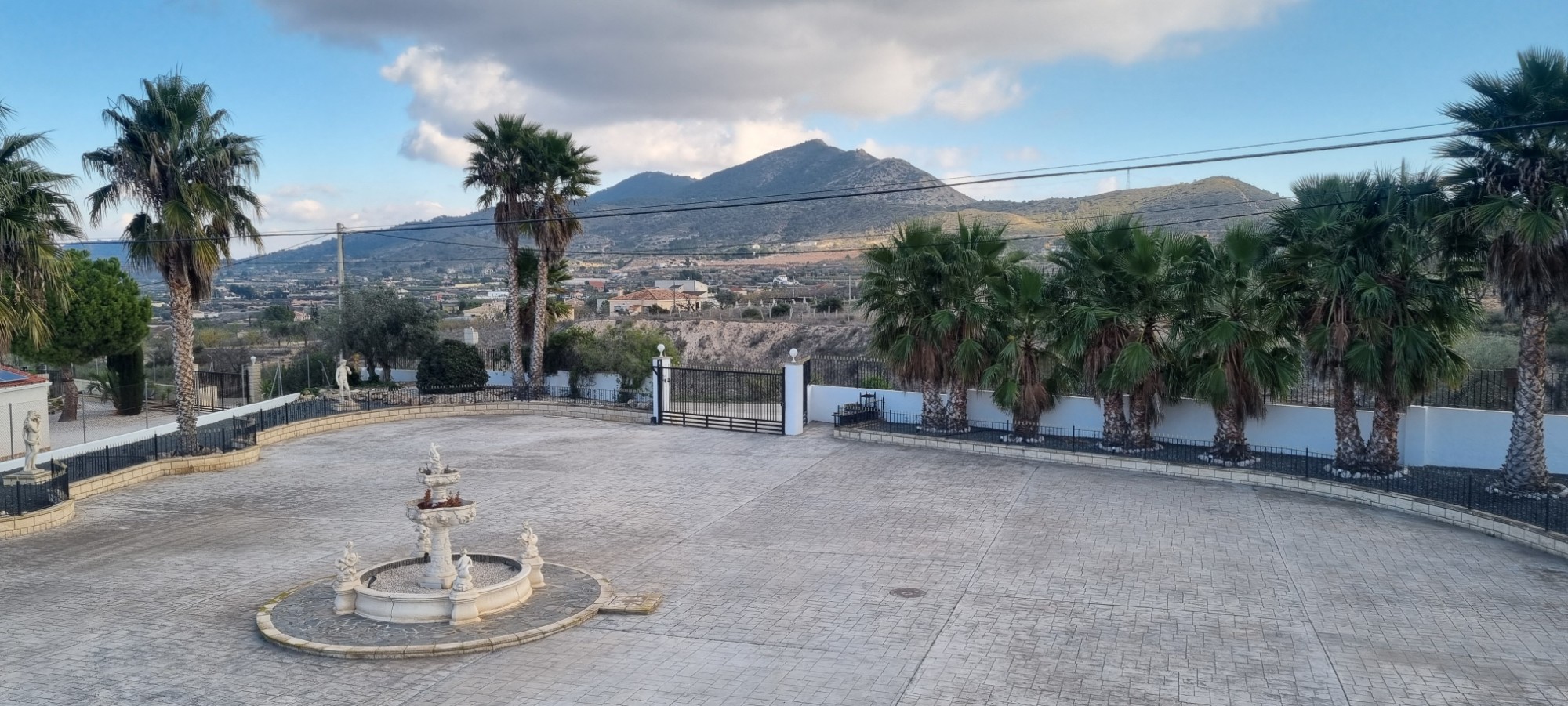 Resale - 6 Bedroom 8 Bathroom Villa in Hondón de los Fráiles -  - Alicante