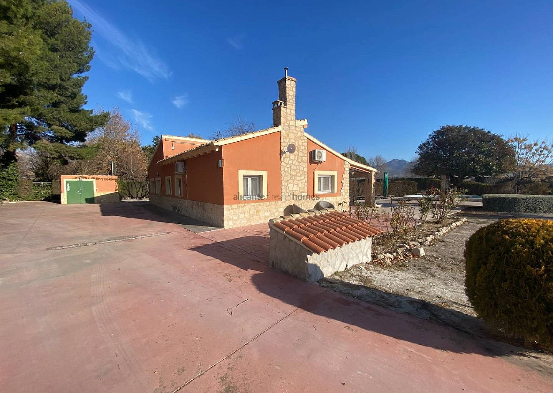 Sold - 4 Bedroom 3 Bathroom Villa in Salinas -  - Alicante
