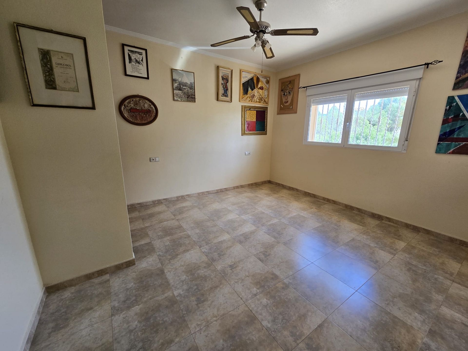Resale - 4 Bedroom 3 Bathroom Villa in Sax -  - Alicante