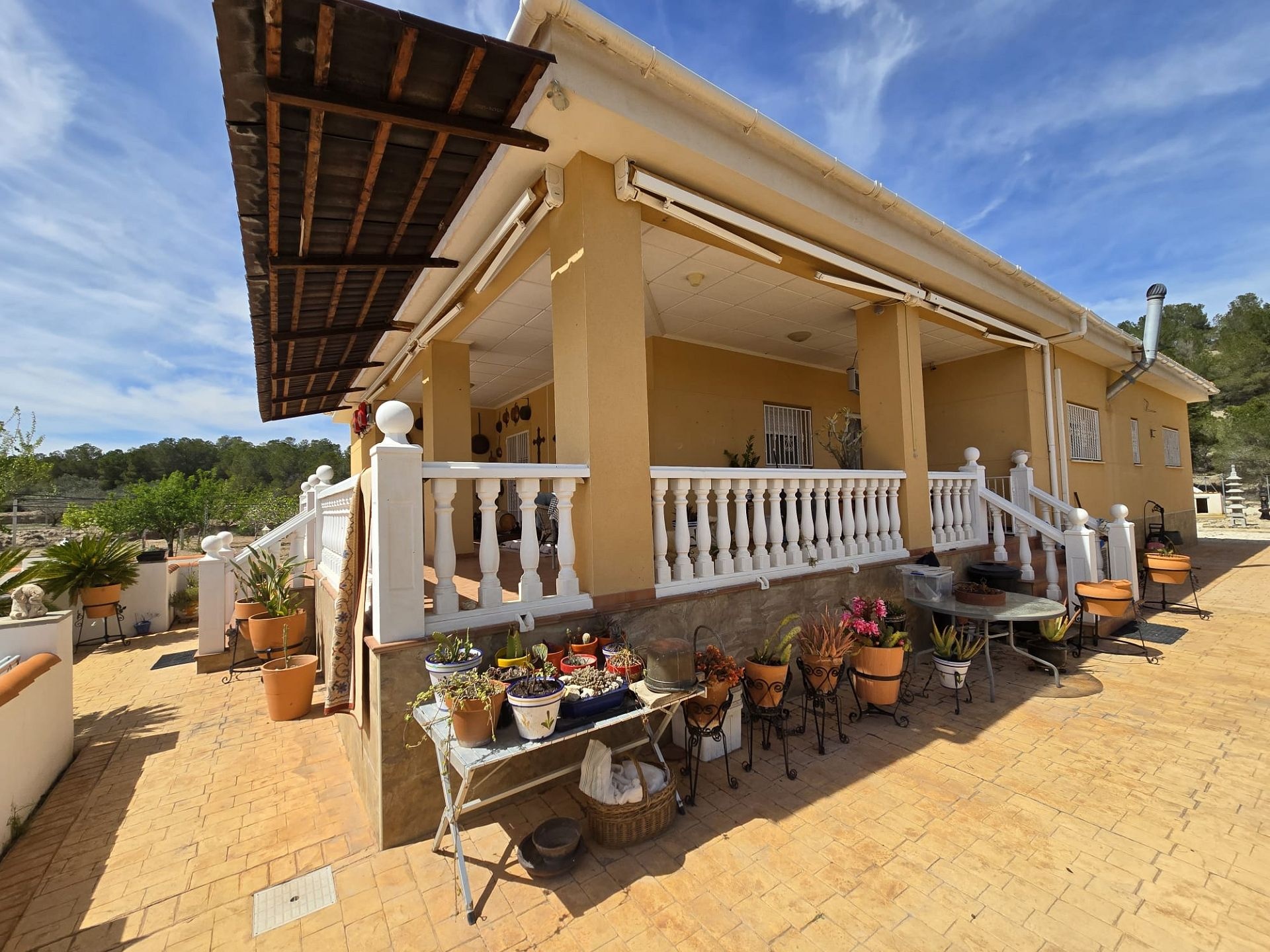 Resale - 4 Bedroom 3 Bathroom Villa in Sax -  - Alicante