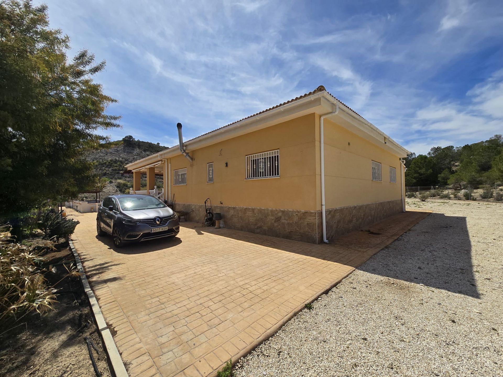Resale - 4 Bedroom 3 Bathroom Villa in Sax -  - Alicante