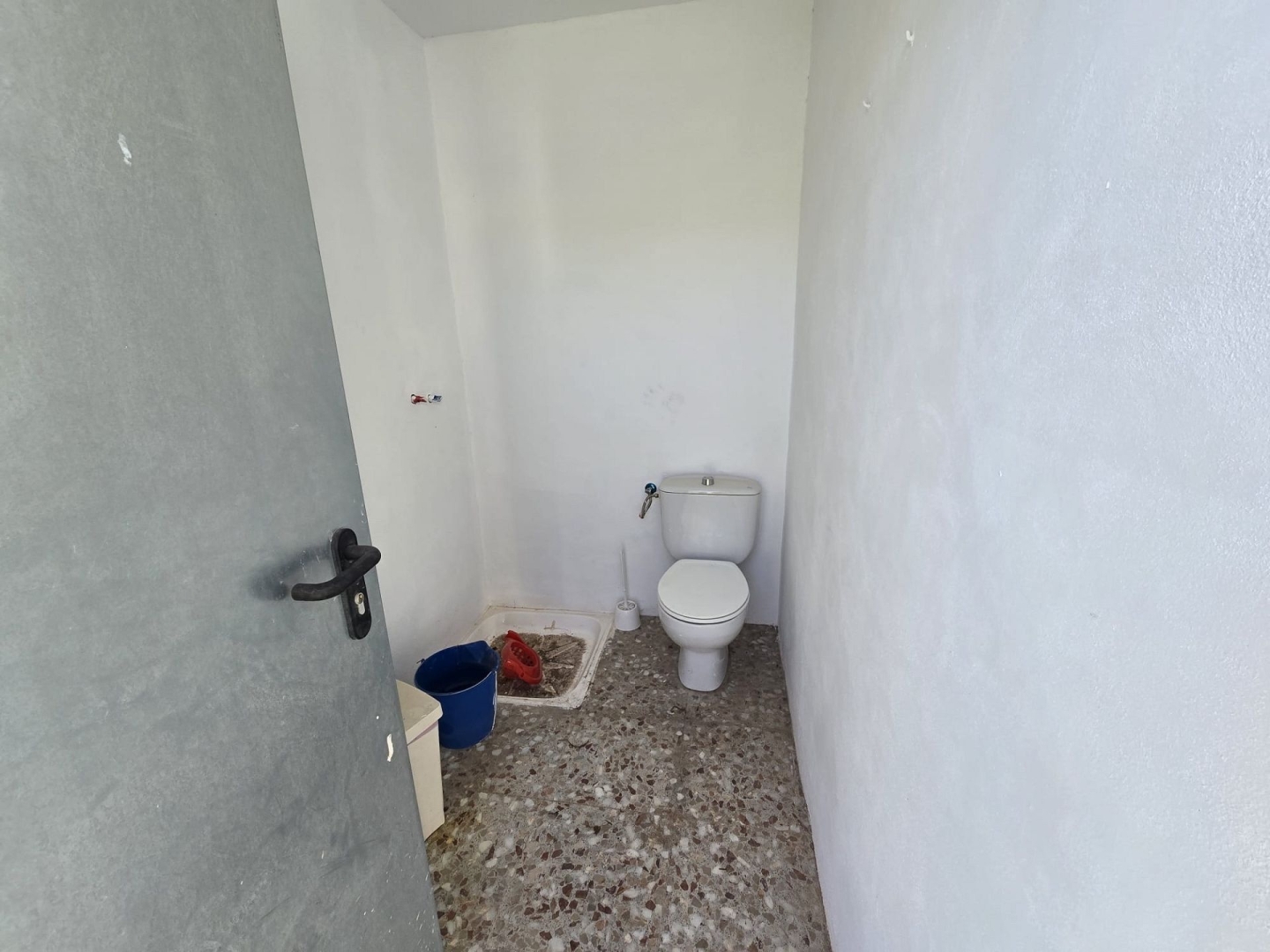 1 Bathroom Commercial in Sax
