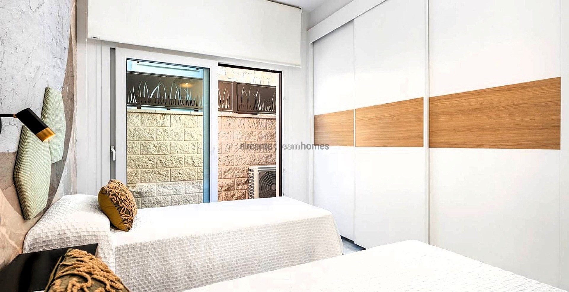 Resale - 5 Bedroom 4 Bathroom Villa in Los Montesinos -  - Alicante