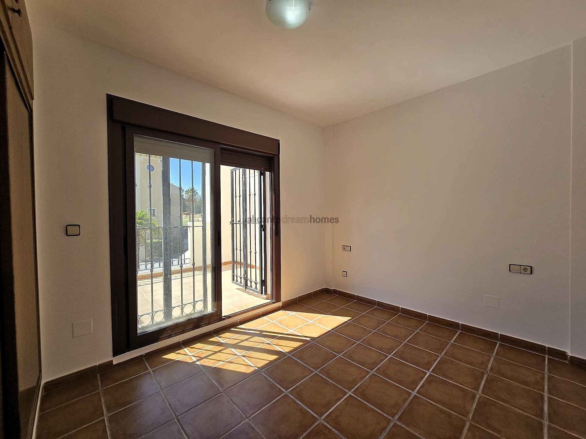 Resale - 3 Bedroom 2 Bathroom Bungalow in Algorfa -  - Alicante