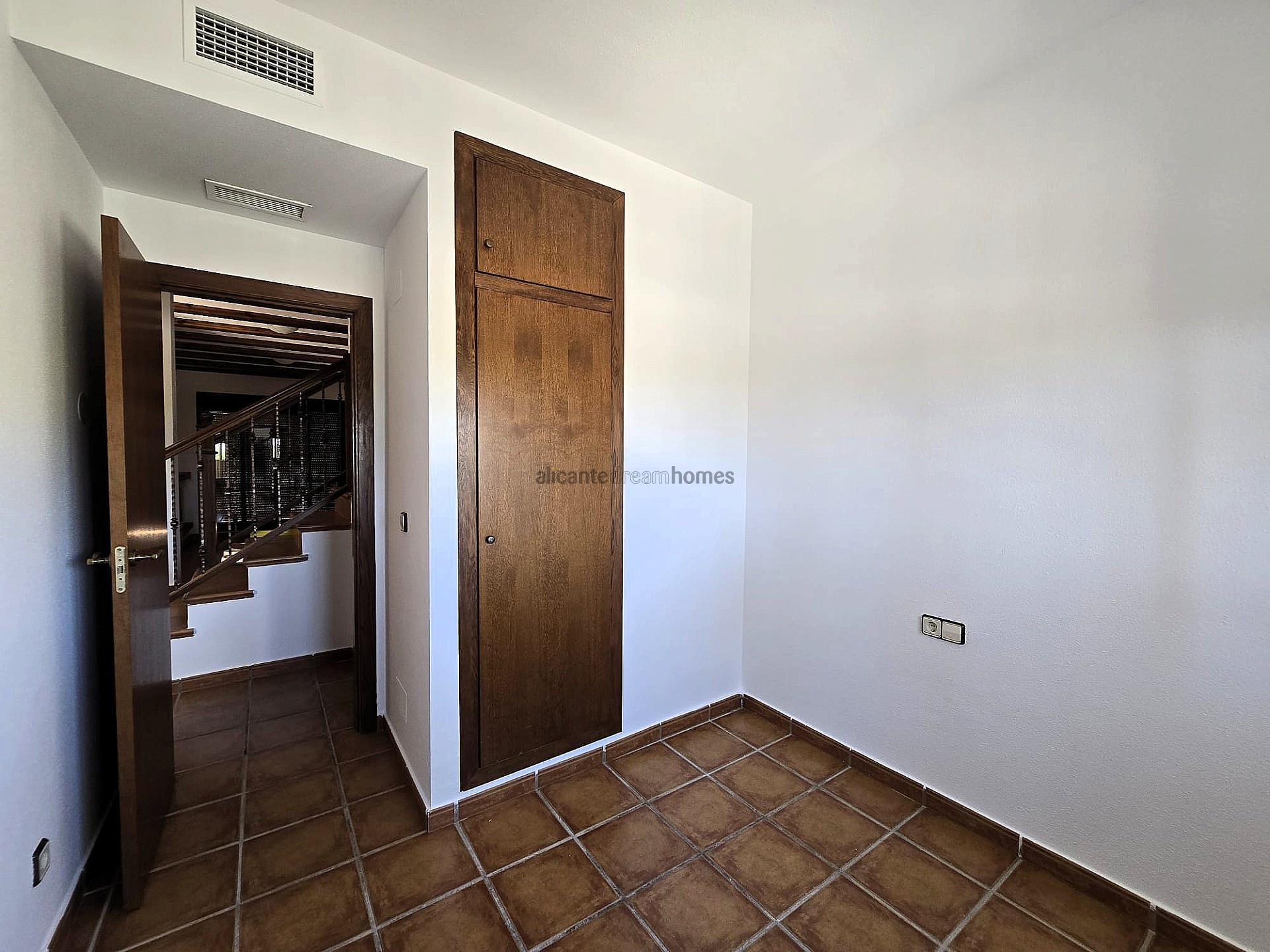 Resale - 3 Bedroom 2 Bathroom Bungalow in Algorfa -  - Alicante