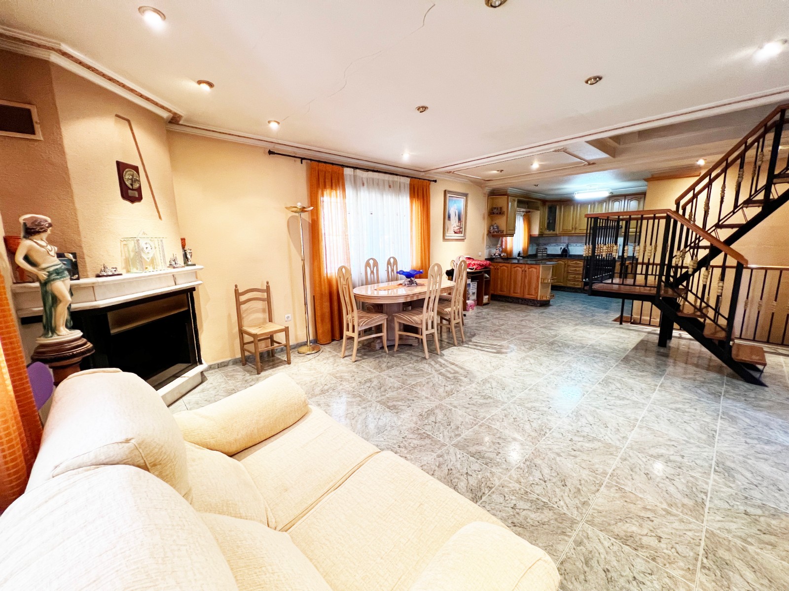Resale - 4 Bedroom 2 Bathroom Villa in La Romana -  - Alicante