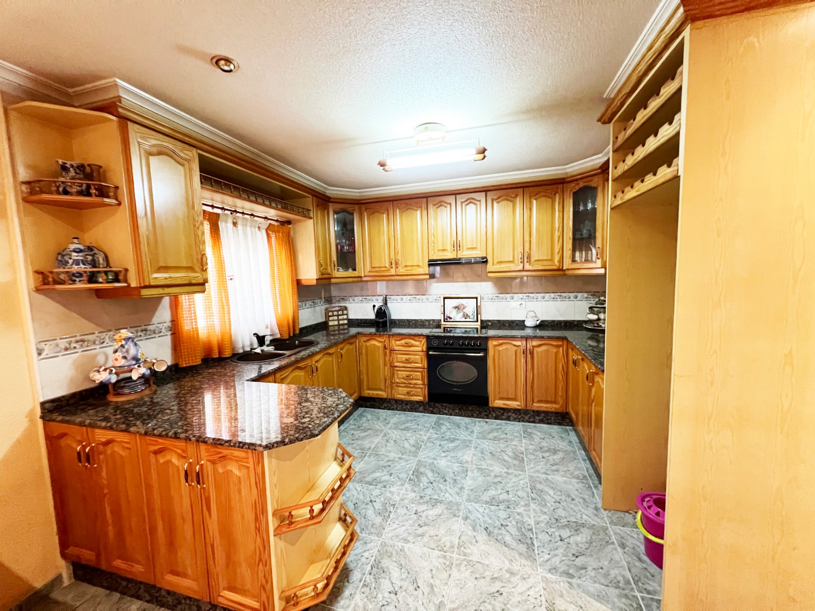 Resale - 4 Bedroom 2 Bathroom Villa in La Romana -  - Alicante