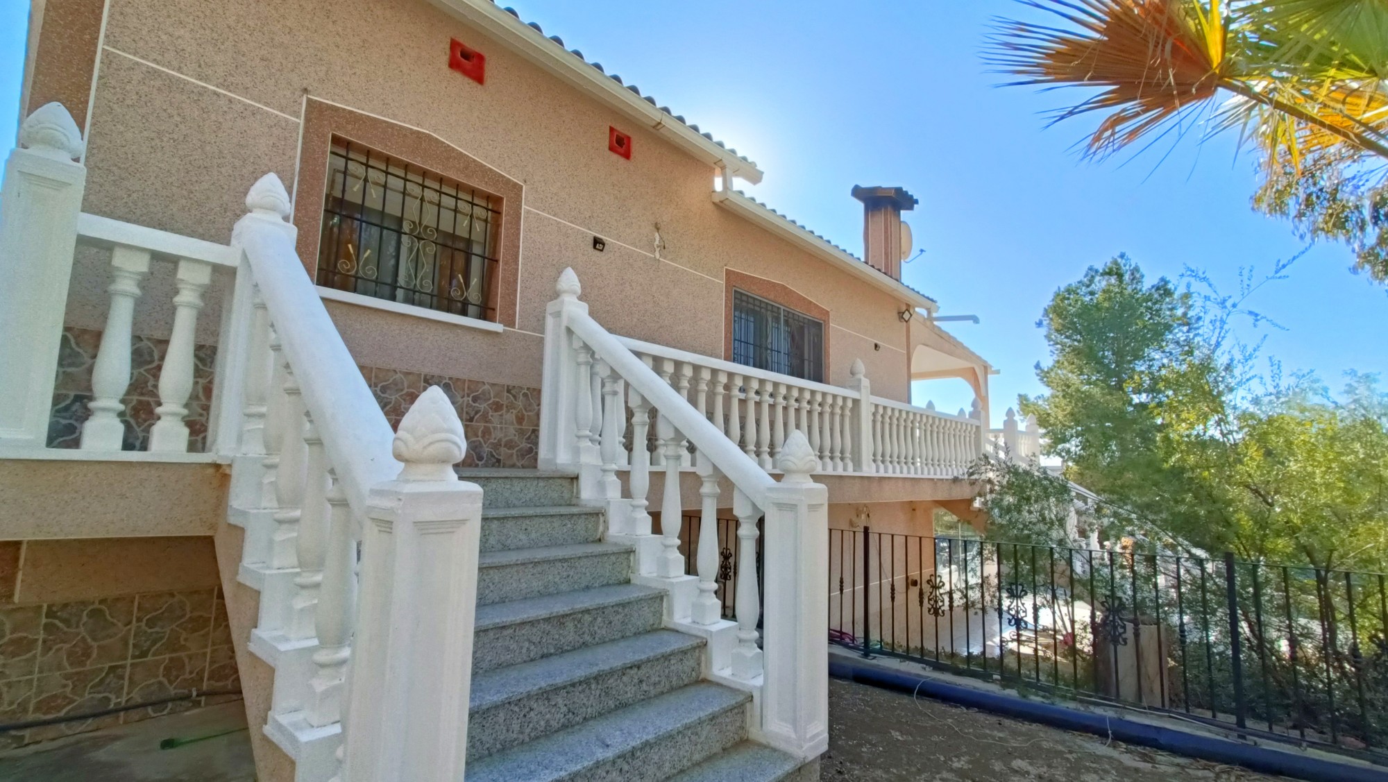 Resale - 4 Bedroom 2 Bathroom Villa in La Romana -  - Alicante