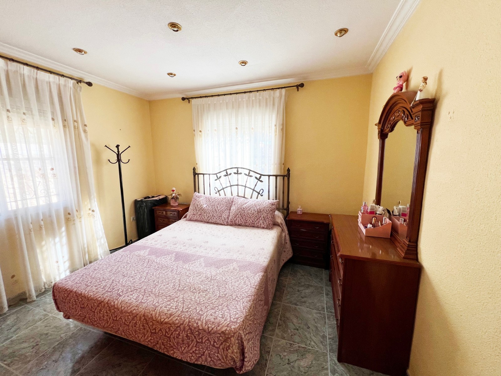 Resale - 4 Bedroom 2 Bathroom Villa in La Romana -  - Alicante