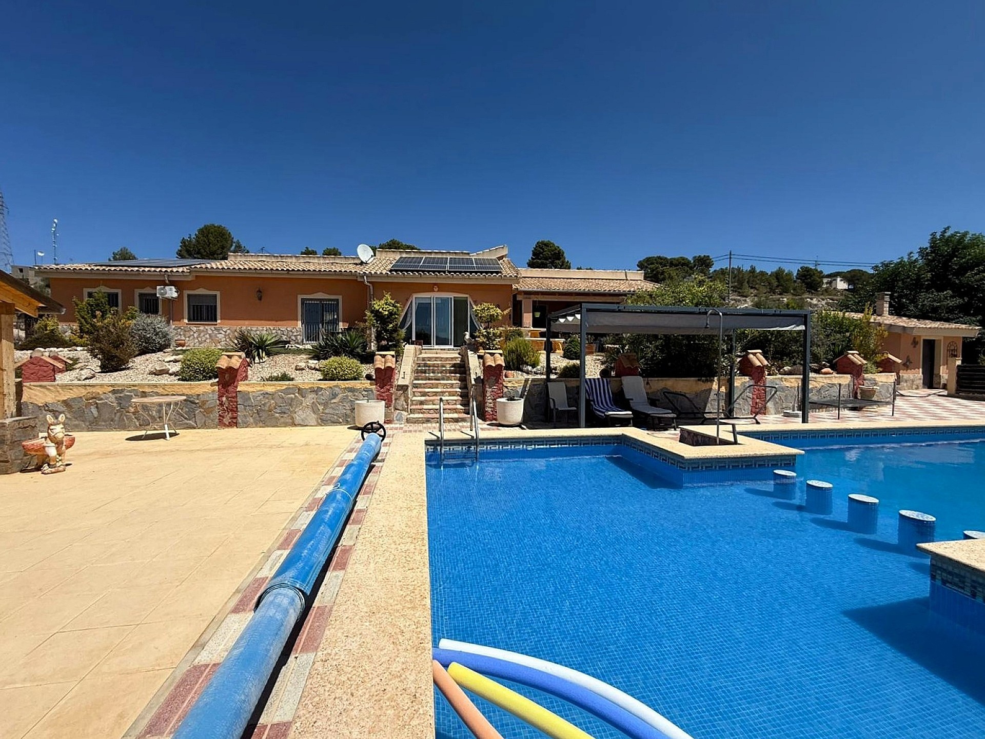 Resale - 5 Bedroom 4 Bathroom Country house in Castalla -  - Alicante